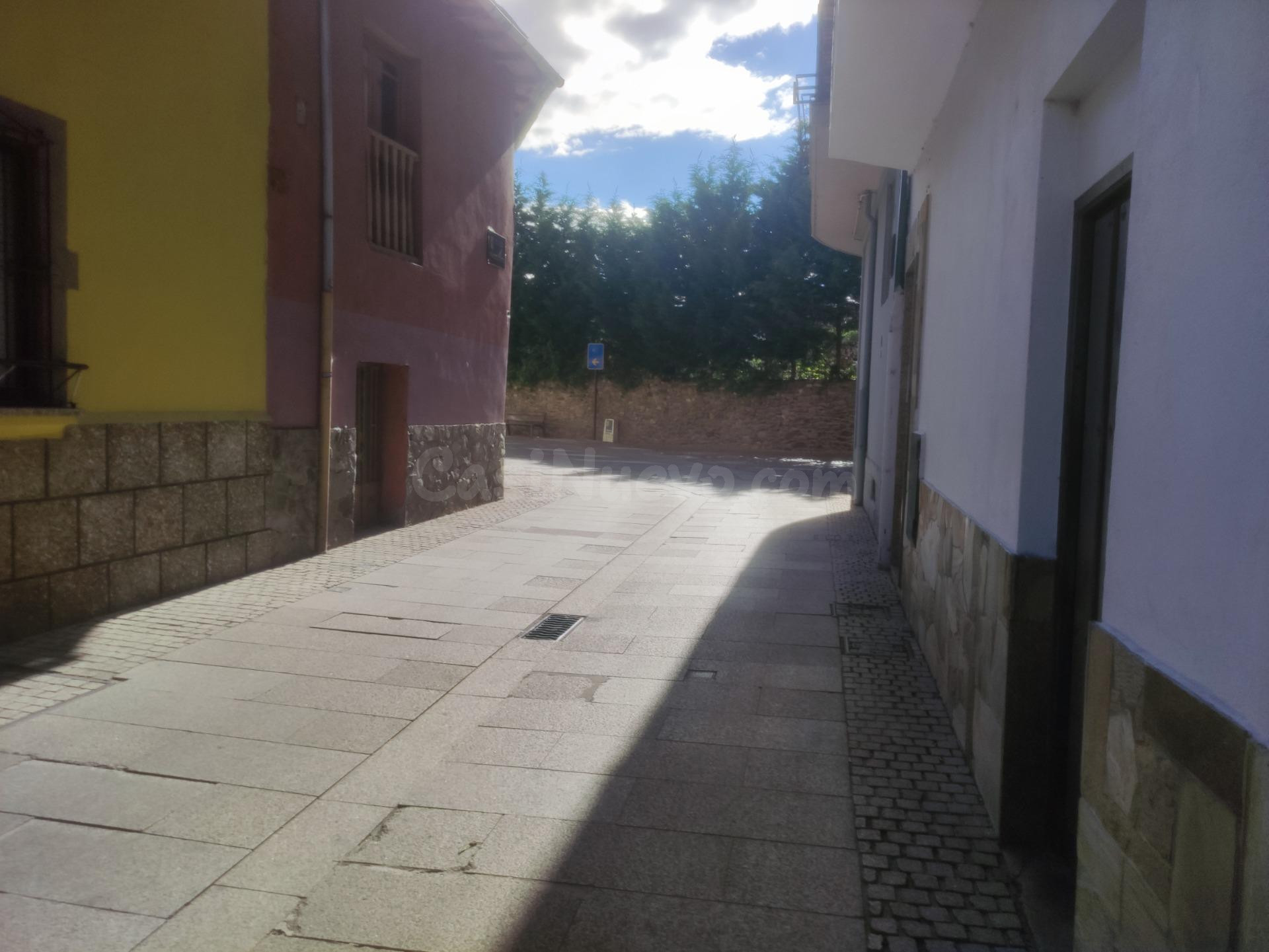 Oportunidad Única en Ponferrada: Inmueble Singular a Precio  - foto 4