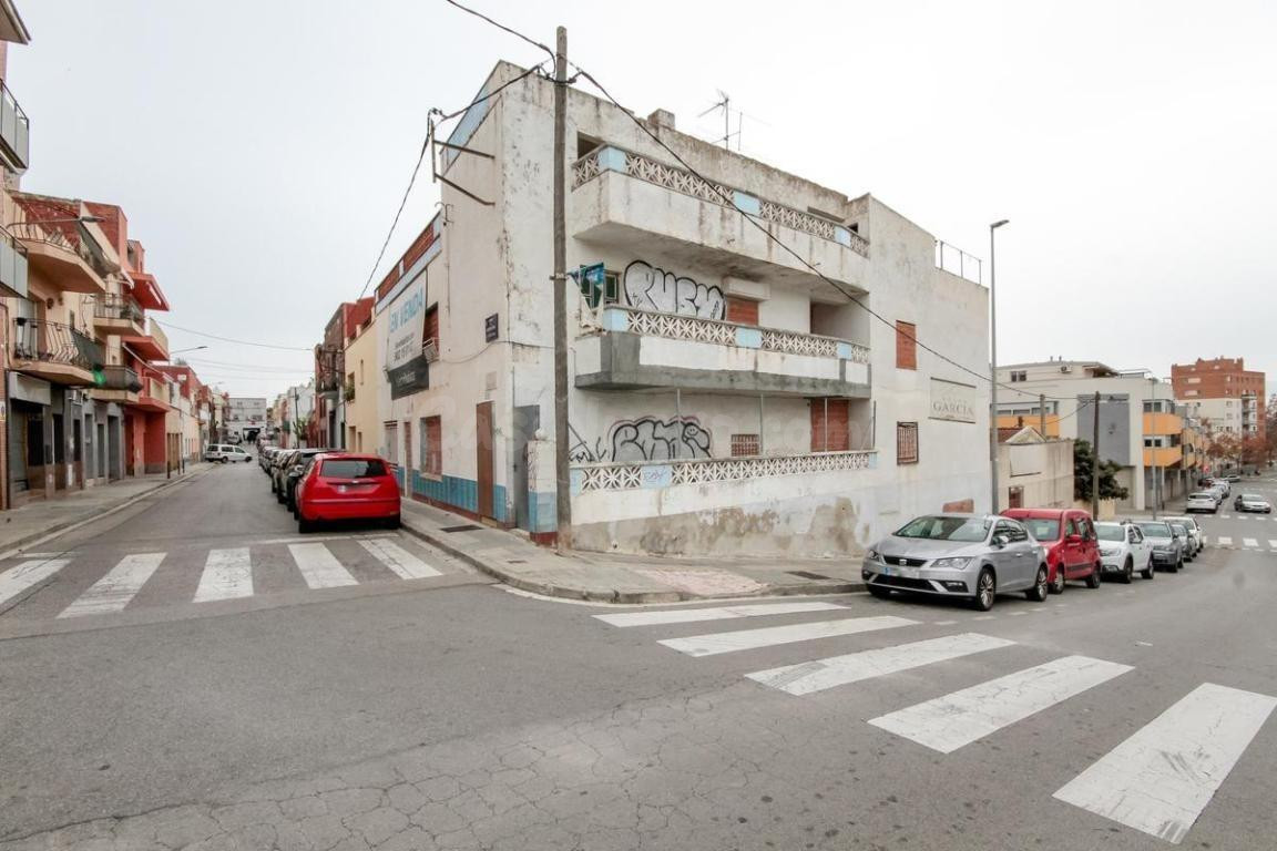 SE VENDE EDIFICIO EN TERRASSA, ZONA TORRE-SANA