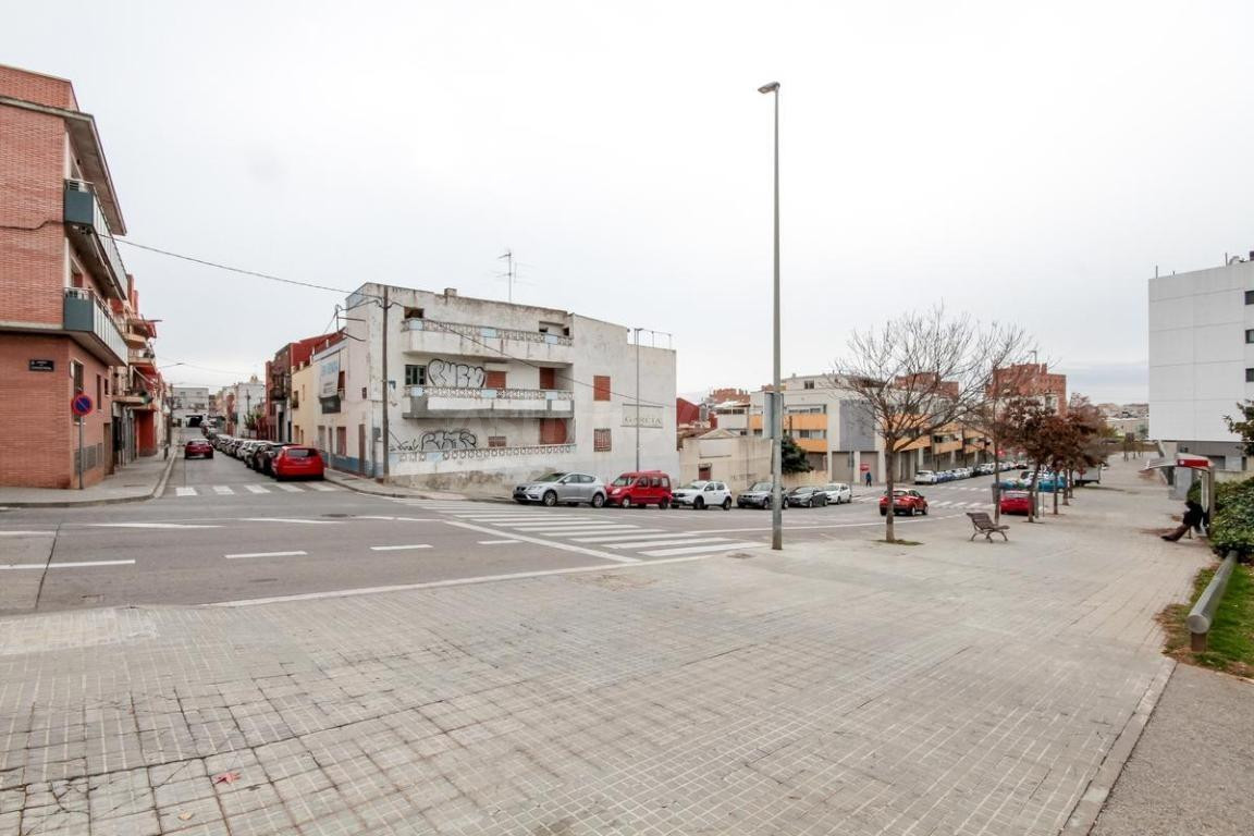 SE VENDE EDIFICIO EN TERRASSA, ZONA TORRE-SANA - foto 3
