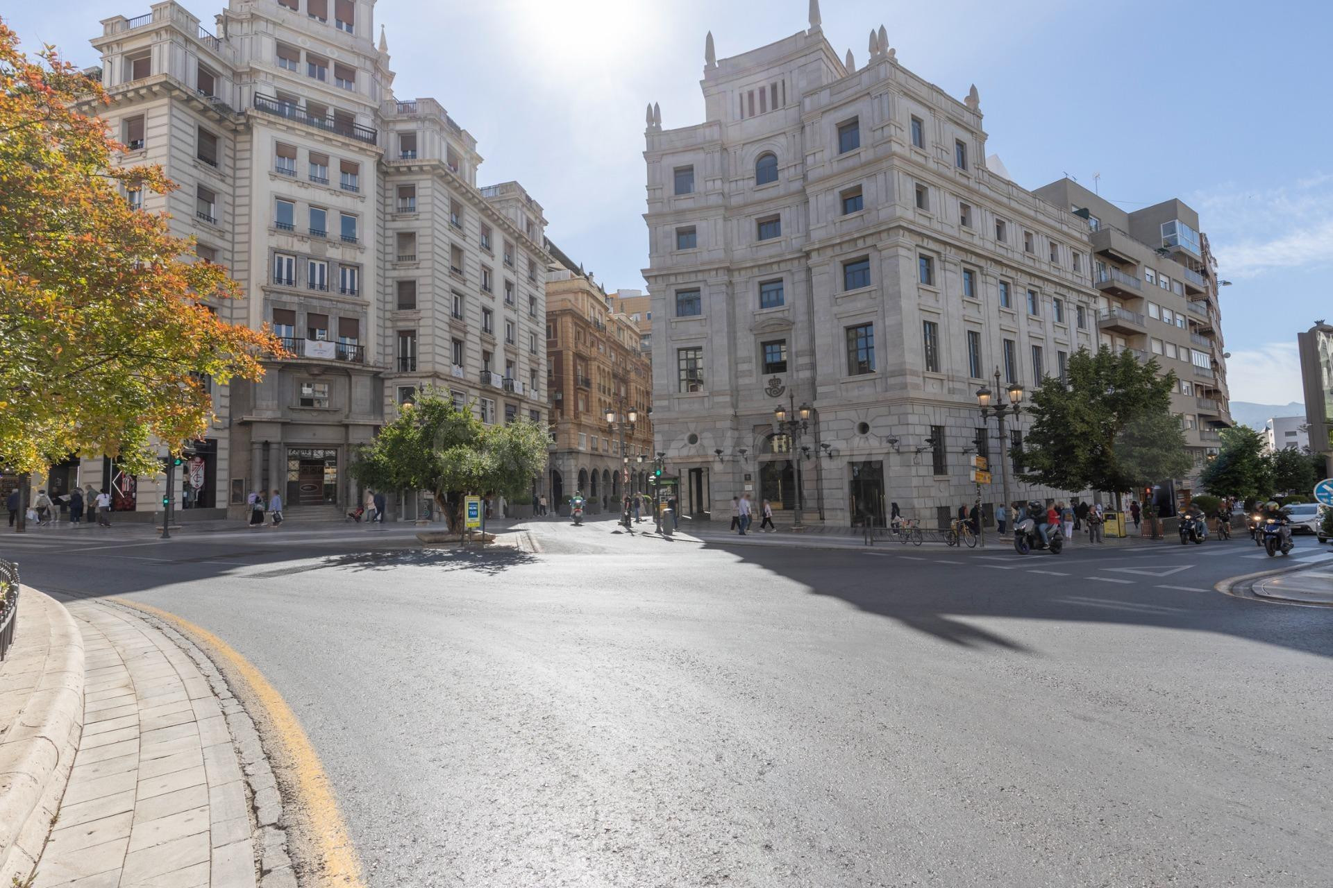 EXCLUSIVA VIVIENDA SEÑORIAL EN ANGEL GANIVET, EN PLENO CORAZON DE GRANADA