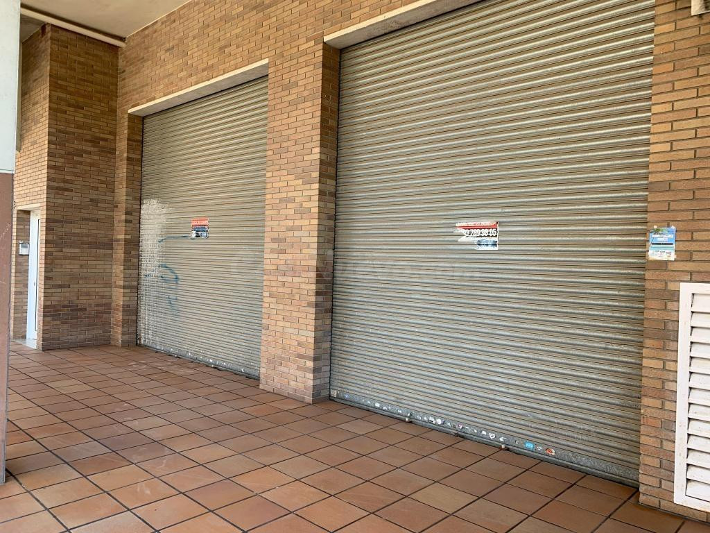 SE VENDEN LOCALES COMERCIALES EN TERRASSA, ZONA LES ARENES