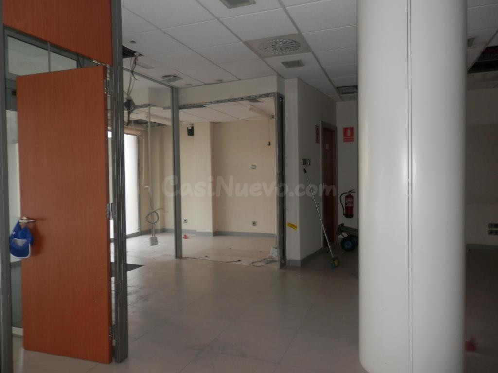 SE VENDEN LOCALES COMERCIALES EN TERRASSA, ZONA LES ARENES - foto 3