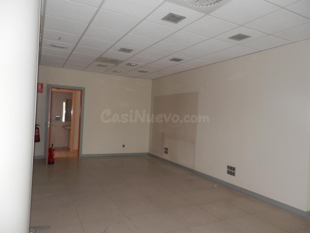 SE VENDEN LOCALES COMERCIALES EN TERRASSA, ZONA LES ARENES - foto 4