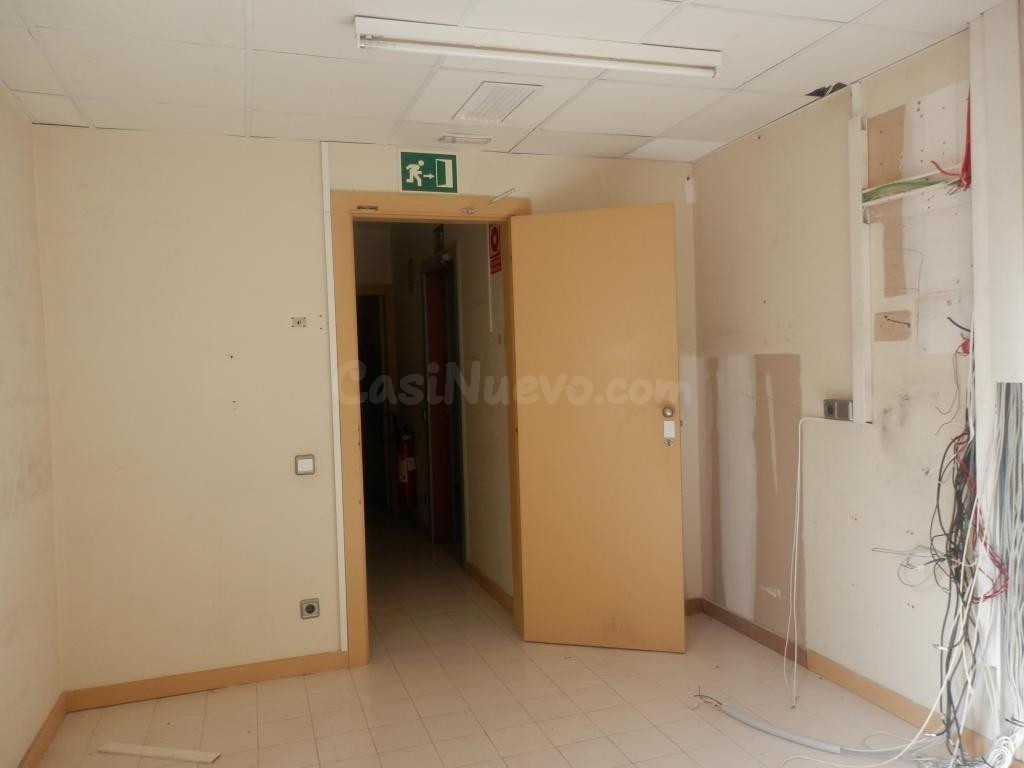 SE VENDEN LOCALES COMERCIALES EN TERRASSA, ZONA LES ARENES - foto 5