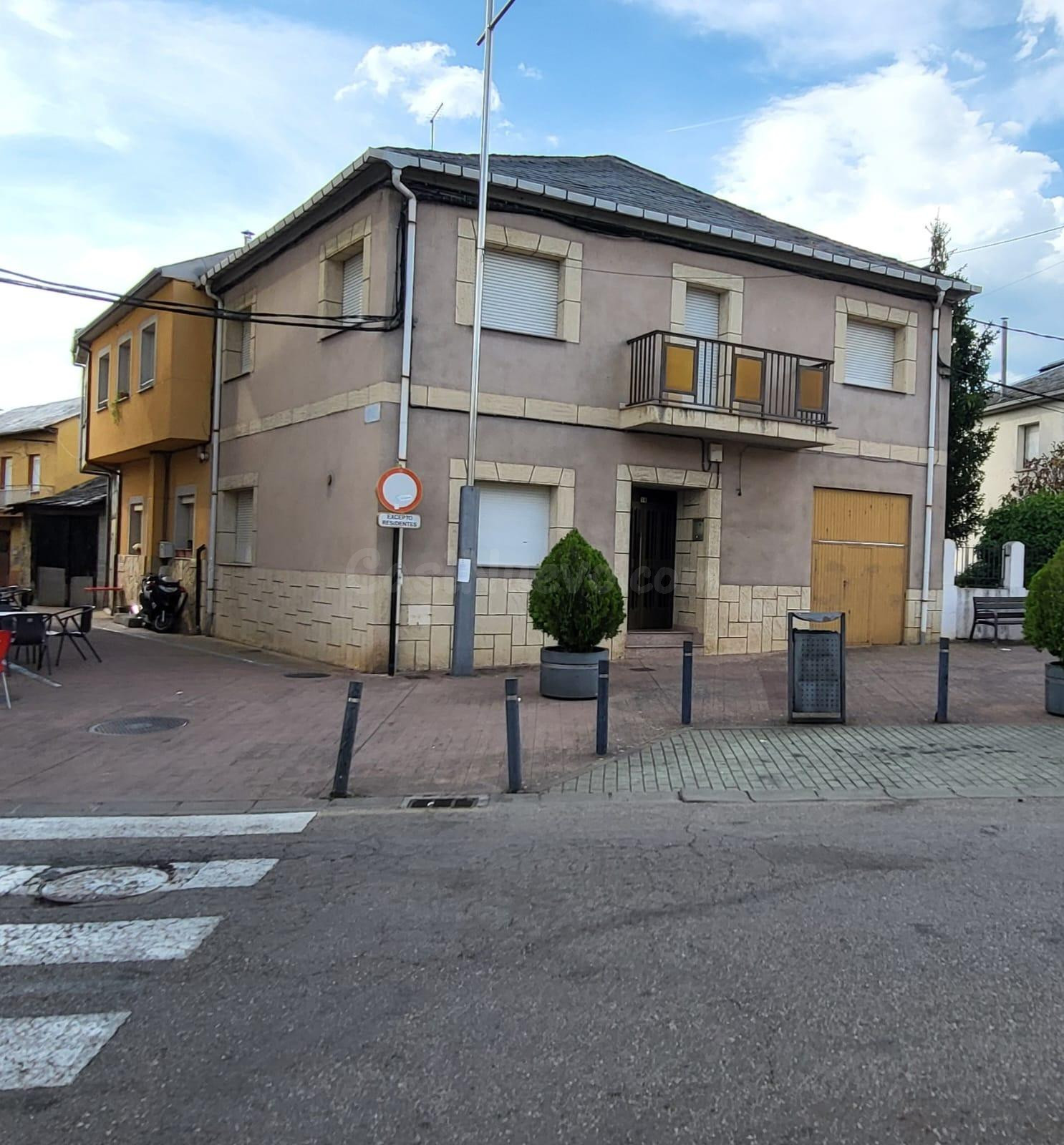 Amplia Casa en Cubillos del Sil por €120,000