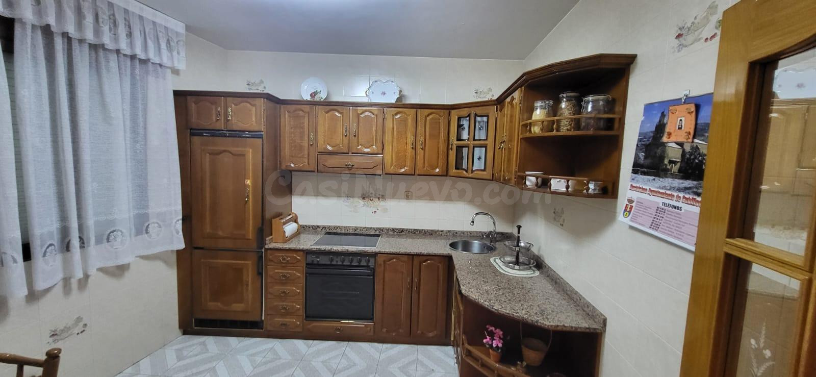 Amplia Casa en Cubillos del Sil por €120,000 - foto 2