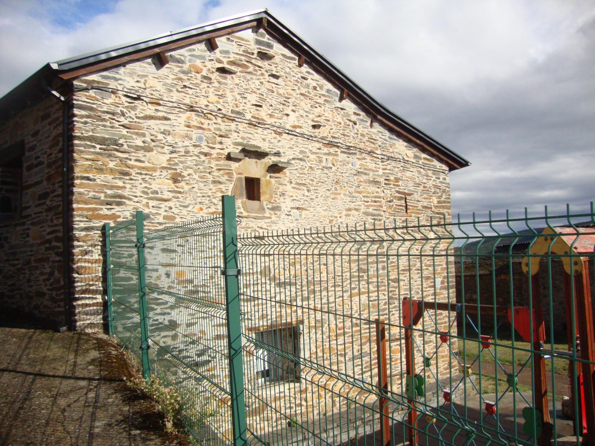 Encantadora Casa de Piedra Reformada en Paramo del Sil - foto 2