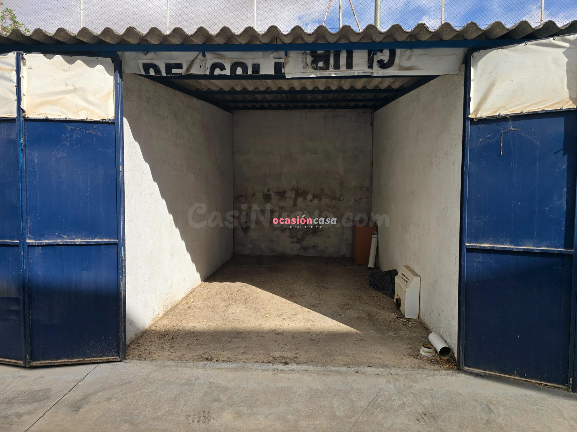 SE VENDE COCHERA CERRADA