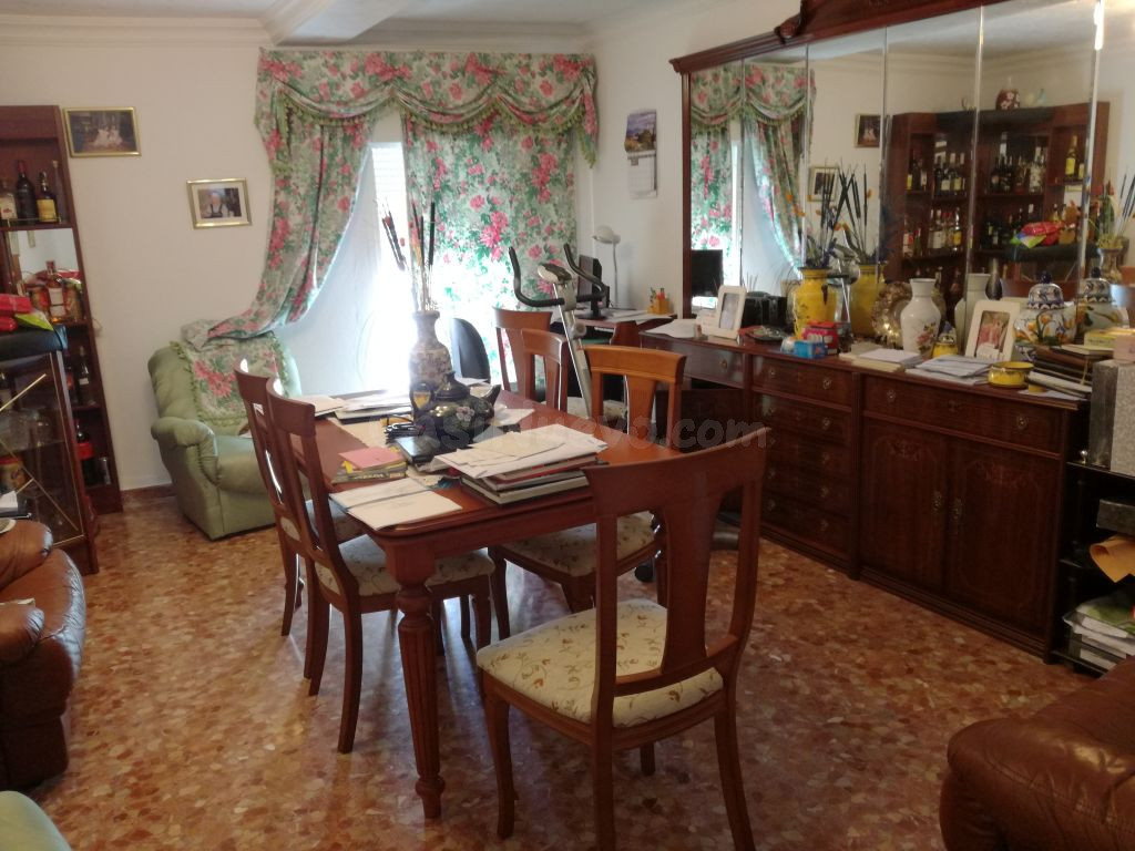 CASA CON TERRAZA EN ZONA CÉNTRICA