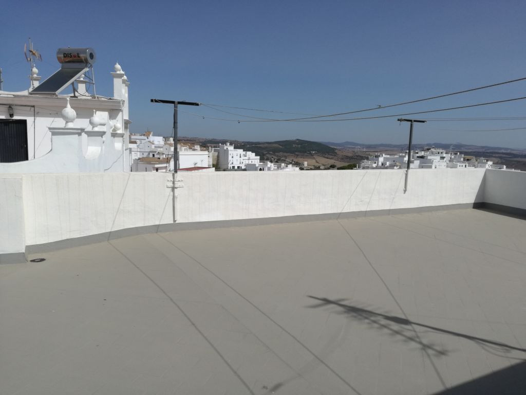 CASA CON TERRAZA EN ZONA CÉNTRICA - foto 5