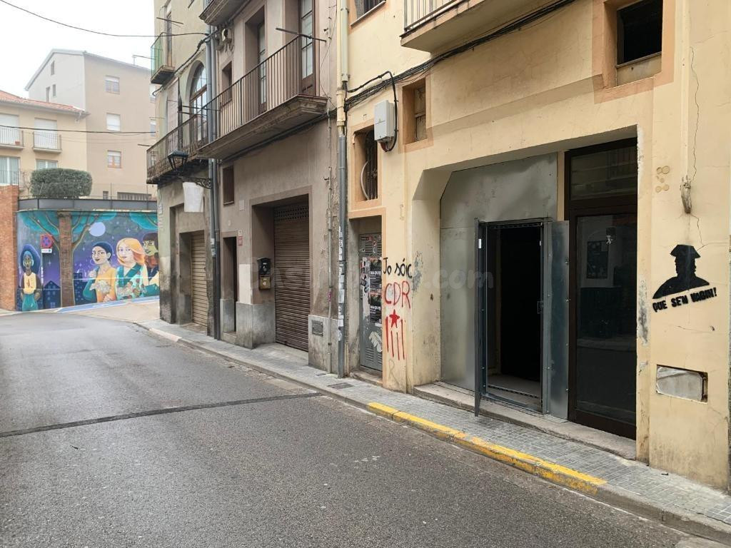 SE VENDE LOCAL EN BERGA - foto 2