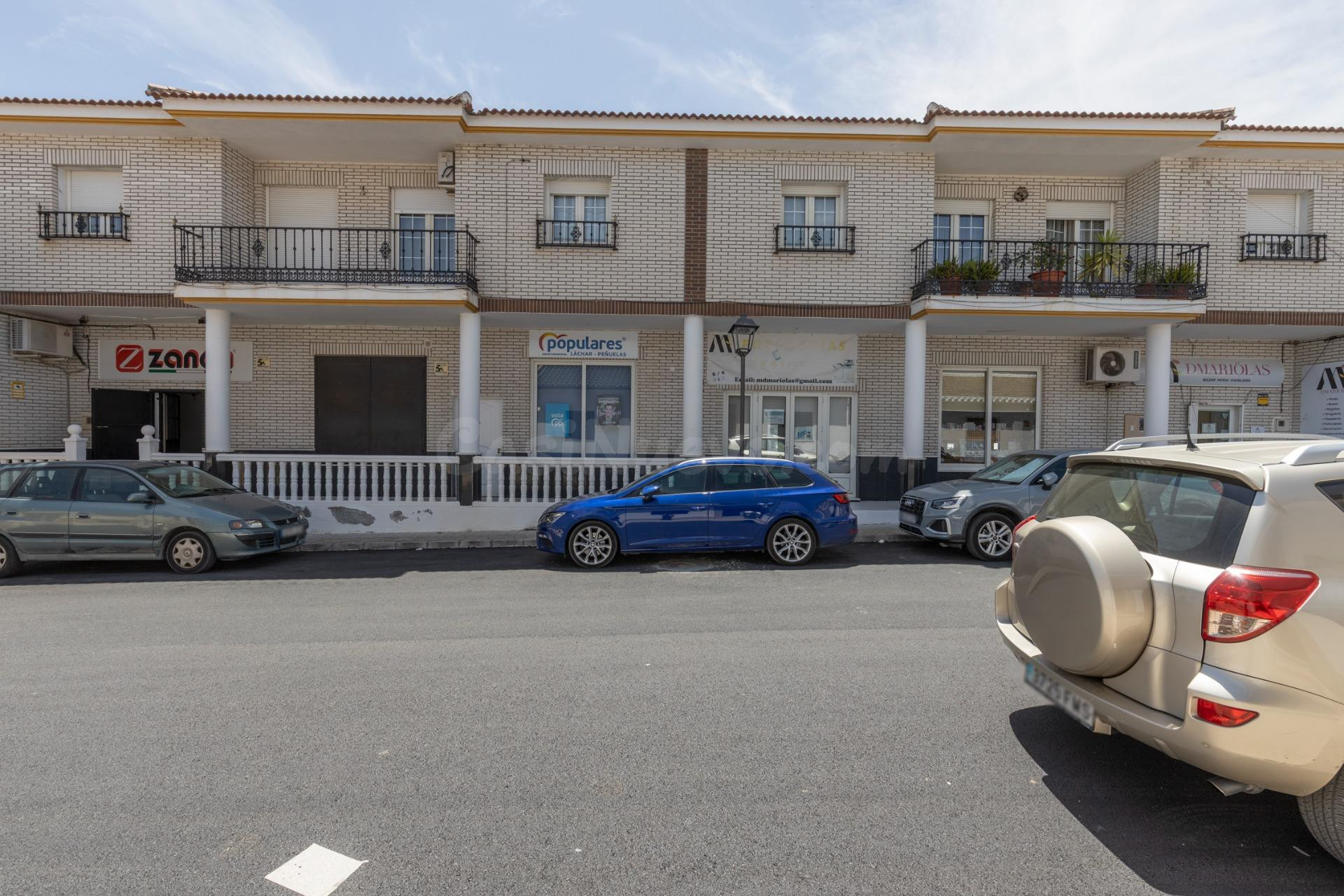 Una propiedad única en Láchar: dos viviendas, locales con re - foto 2