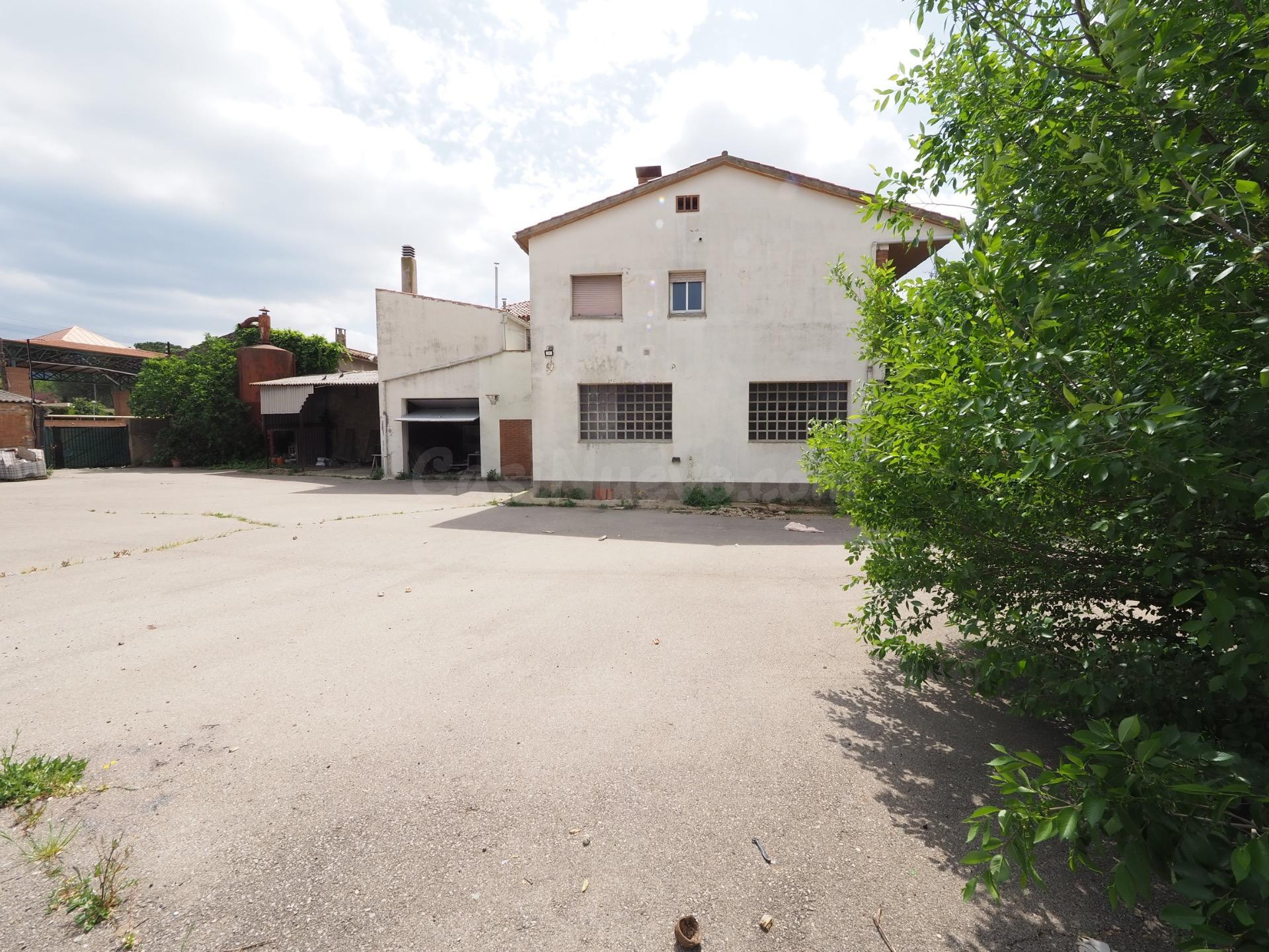 SE VENDE CASA CON ALMACÉN EN POBLA DE CLARAMUNT