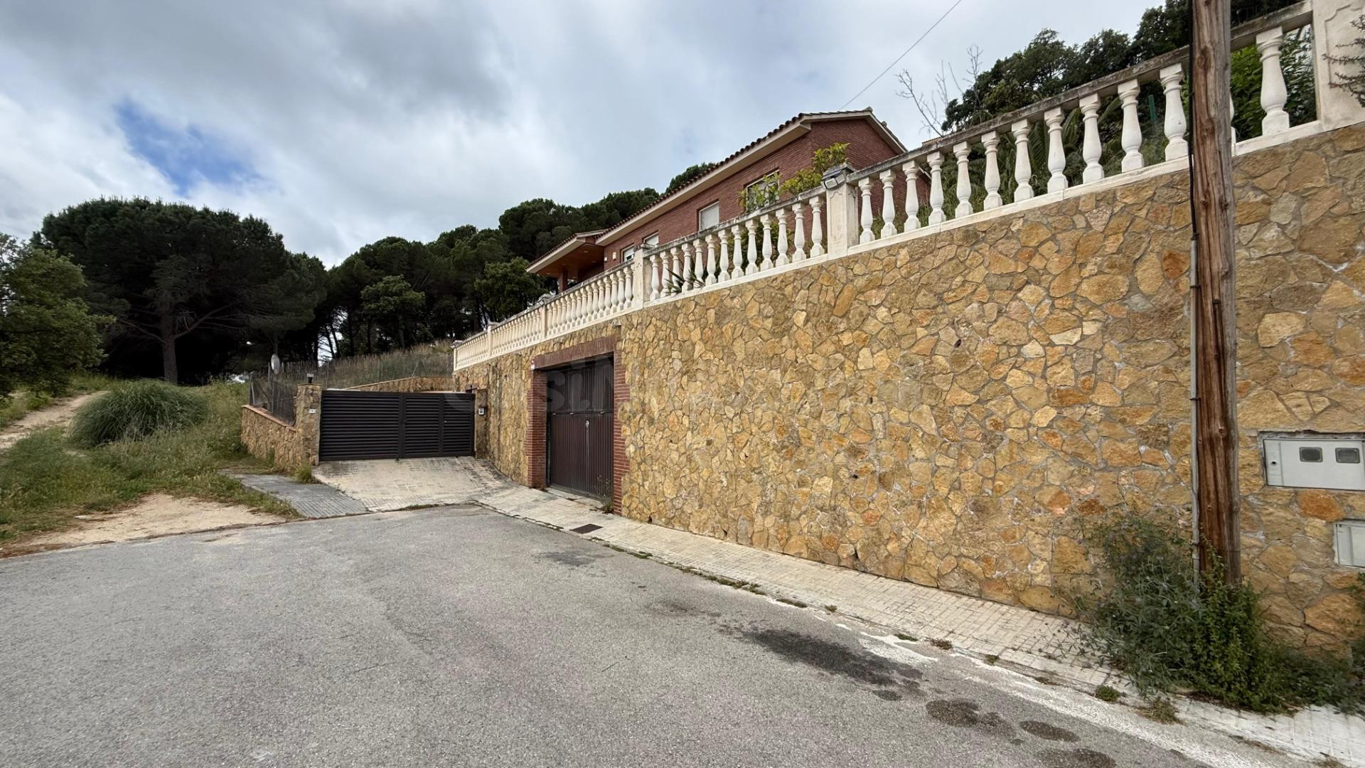 Vivienda unifamiliar en Sant Cebrià de Vallalta para inversi - foto 2