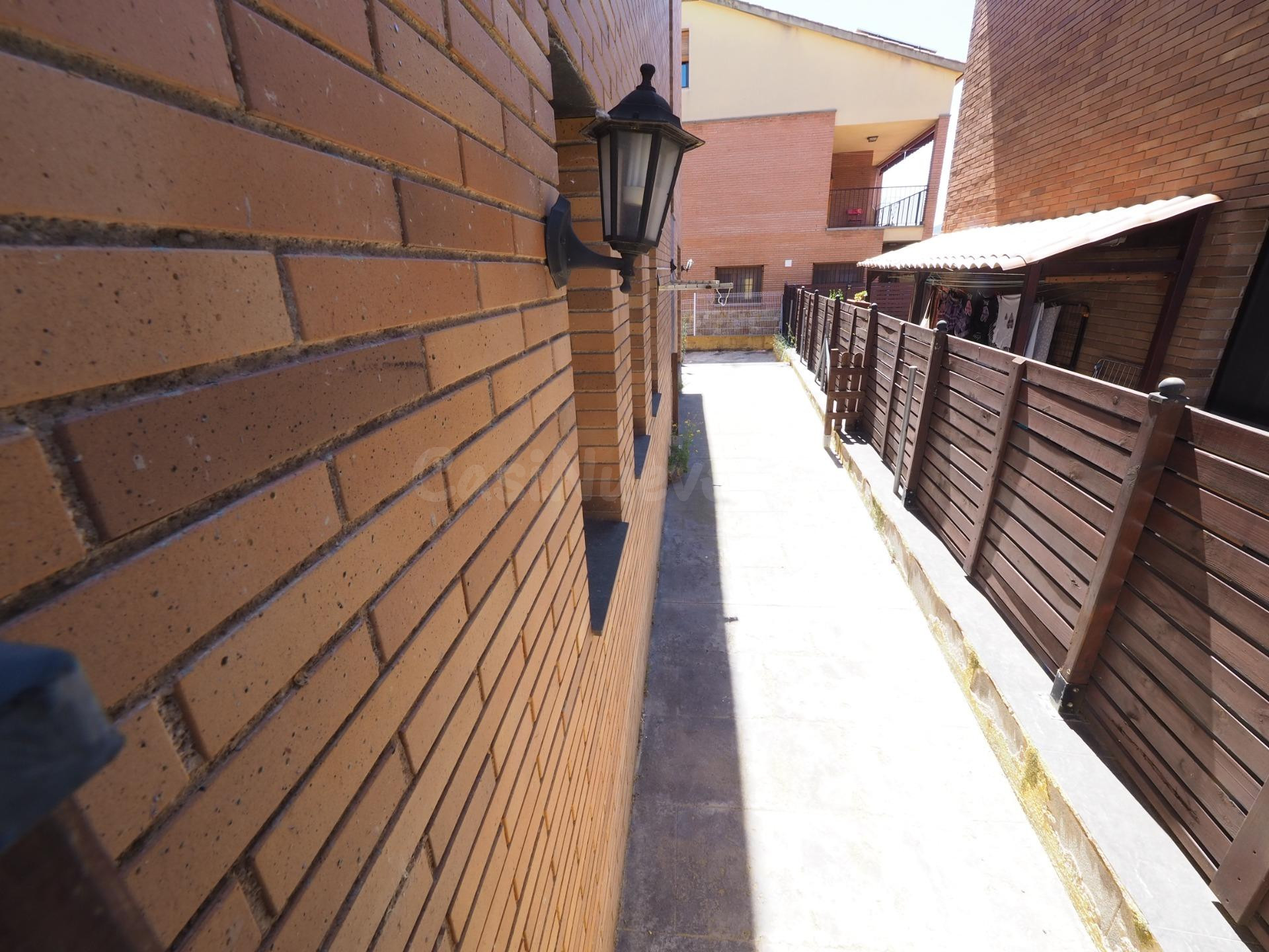 SE VENDE CASA ADOSADA EN MONTMELO - foto 5