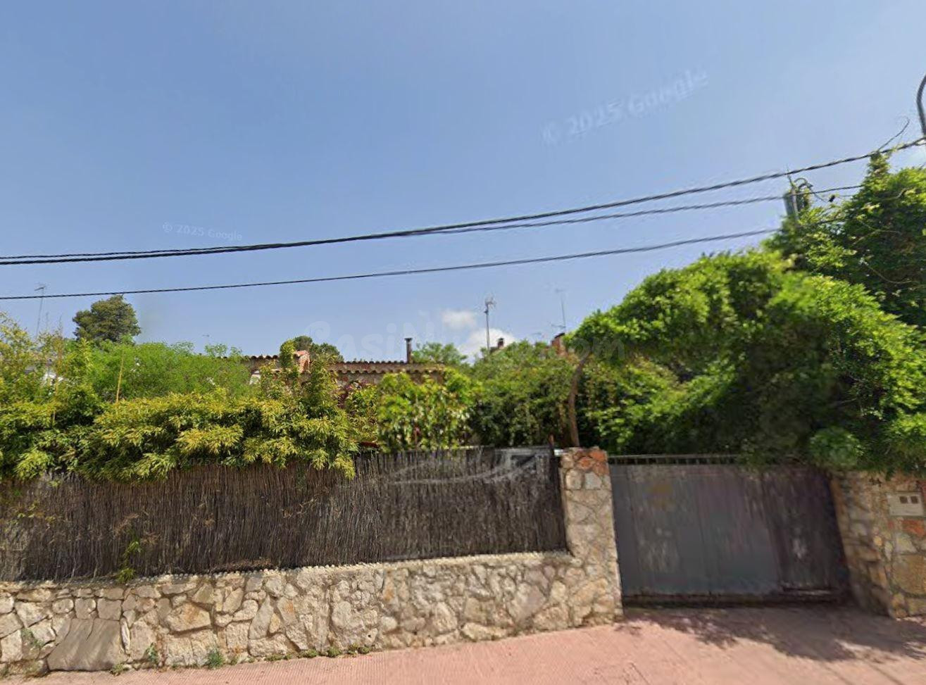 Chalet en Vallirana: Oportunidad de inversión sin posesión