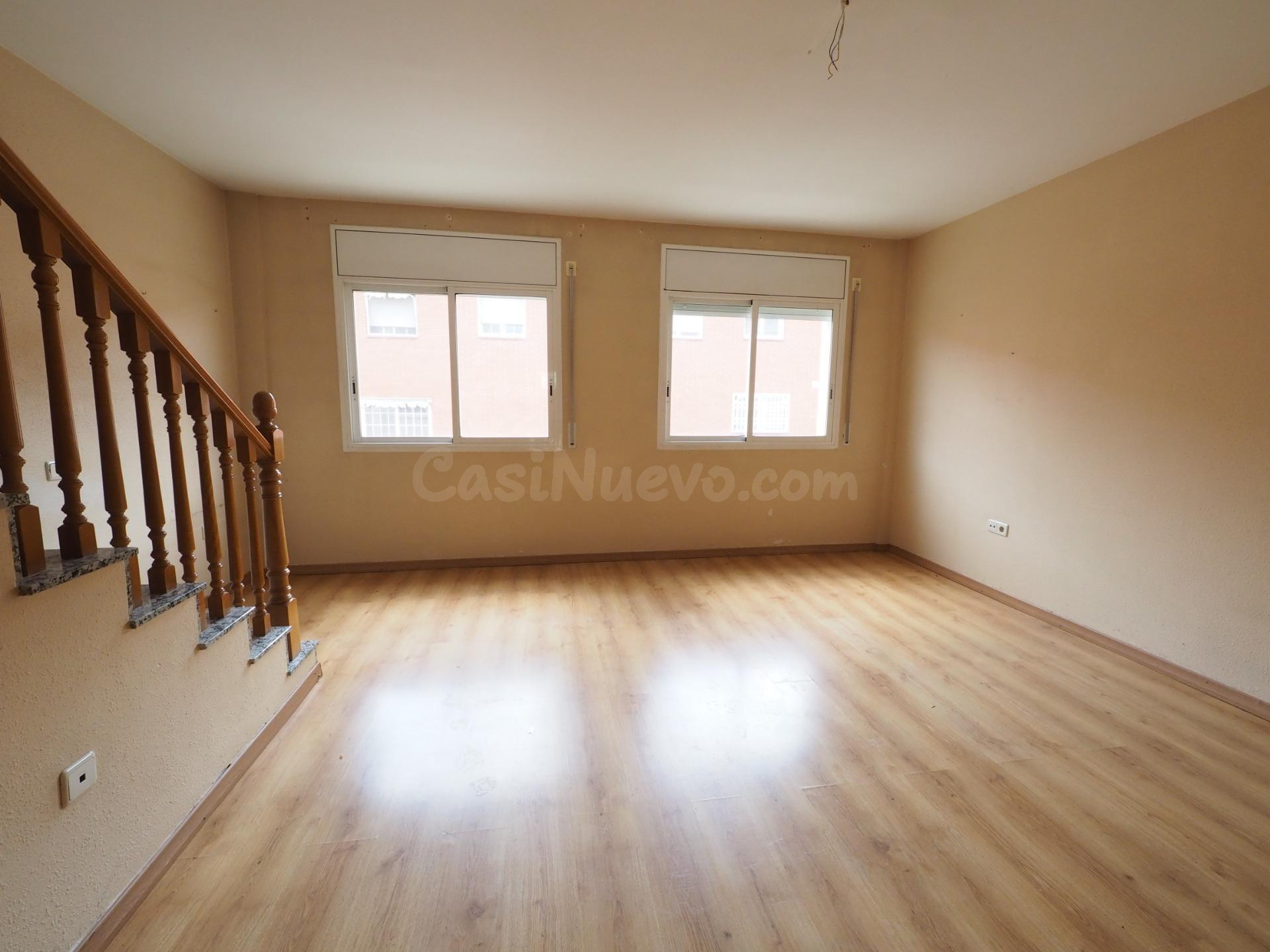 SE VENDE CASA ADOSADA EN TERRASSA, ZONA ROC BLANC