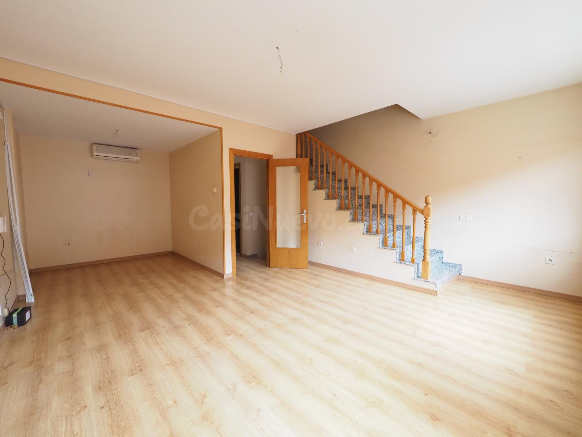 SE VENDE CASA ADOSADA EN TERRASSA, ZONA ROC BLANC - foto 2