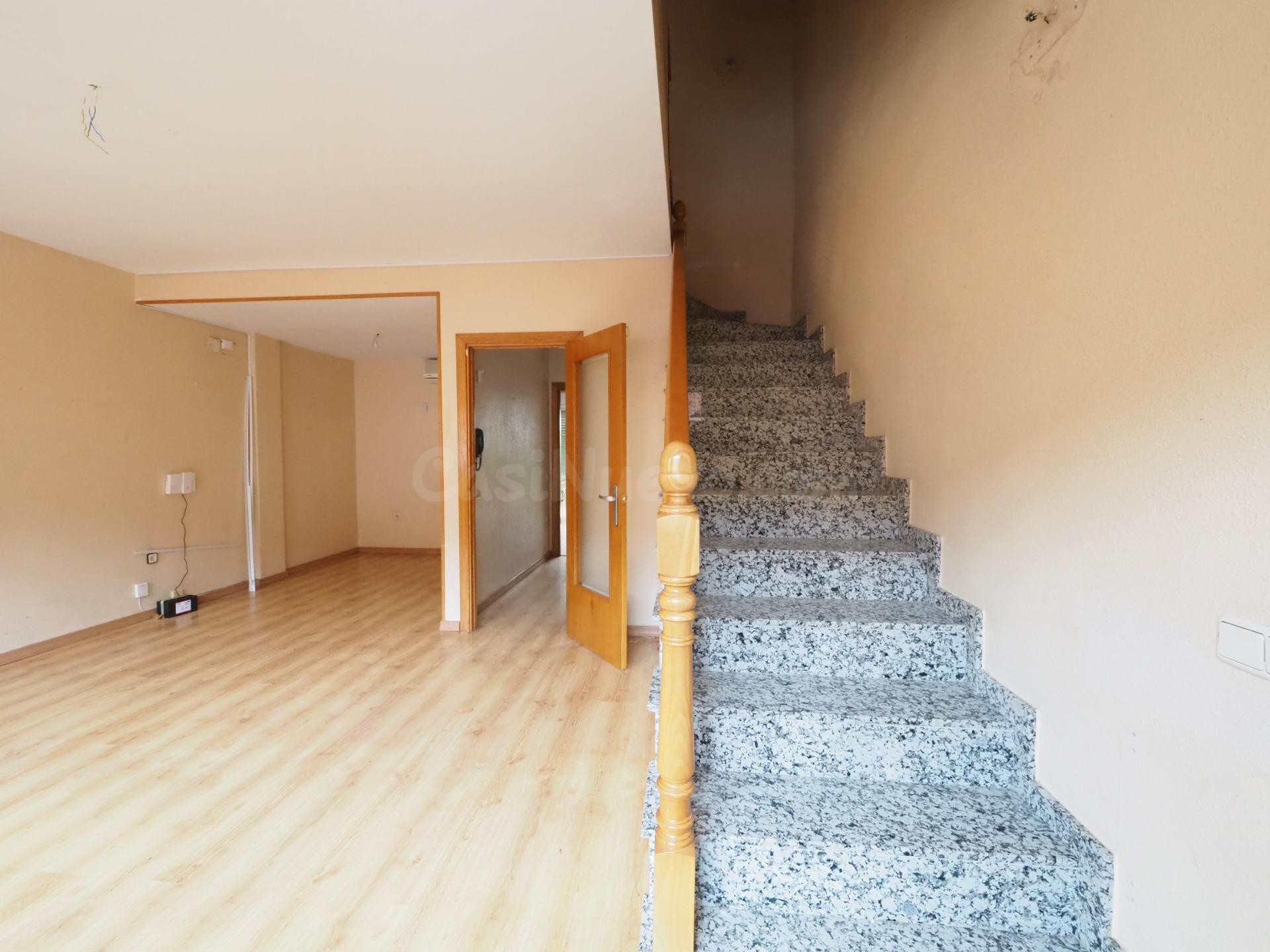 SE VENDE CASA ADOSADA EN TERRASSA, ZONA ROC BLANC - foto 3
