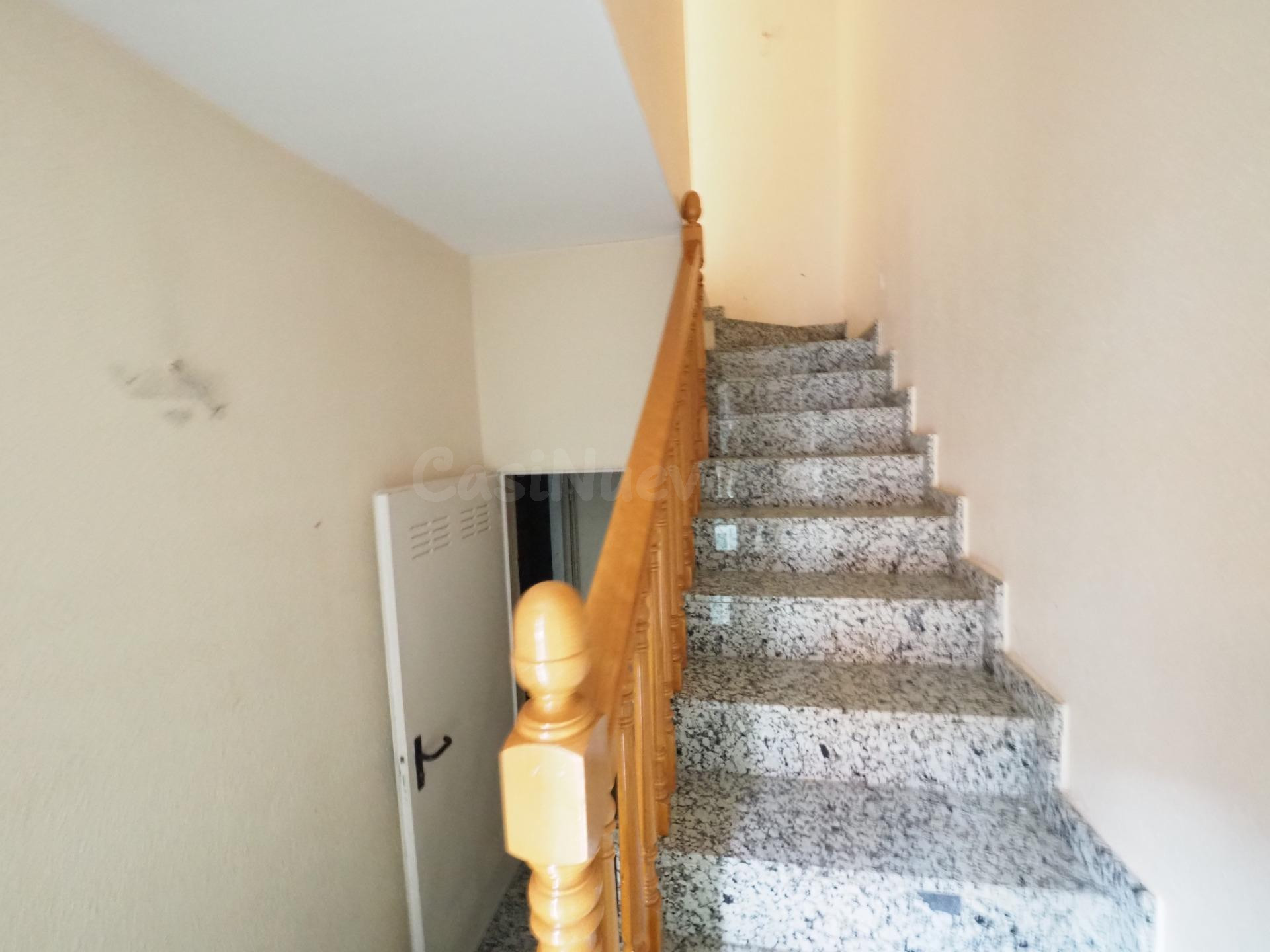 SE VENDE CASA ADOSADA EN TERRASSA, ZONA ROC BLANC - foto 4