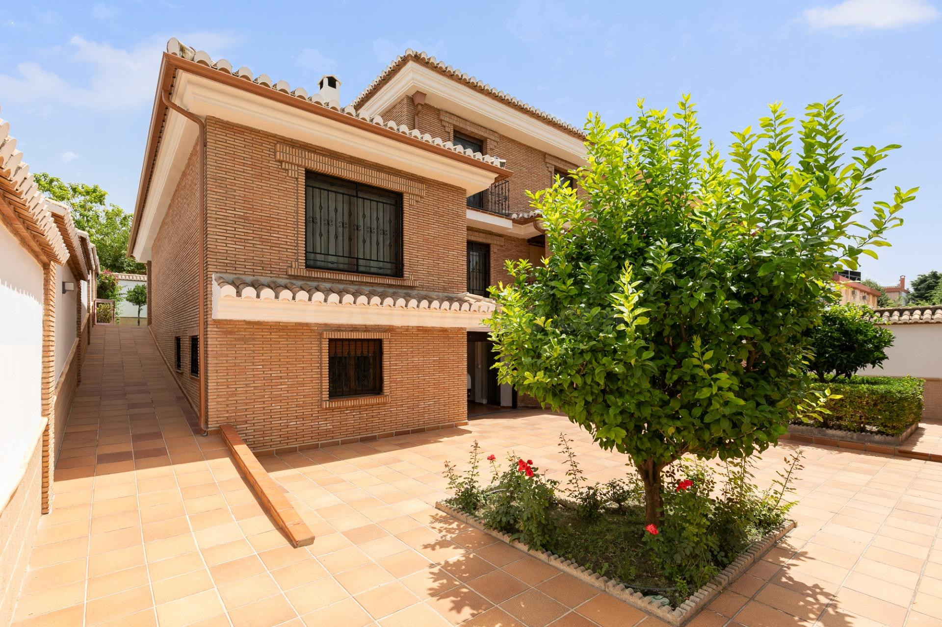 Chalet accesible de gran amplitud, con jardín privado, garaj - foto 2