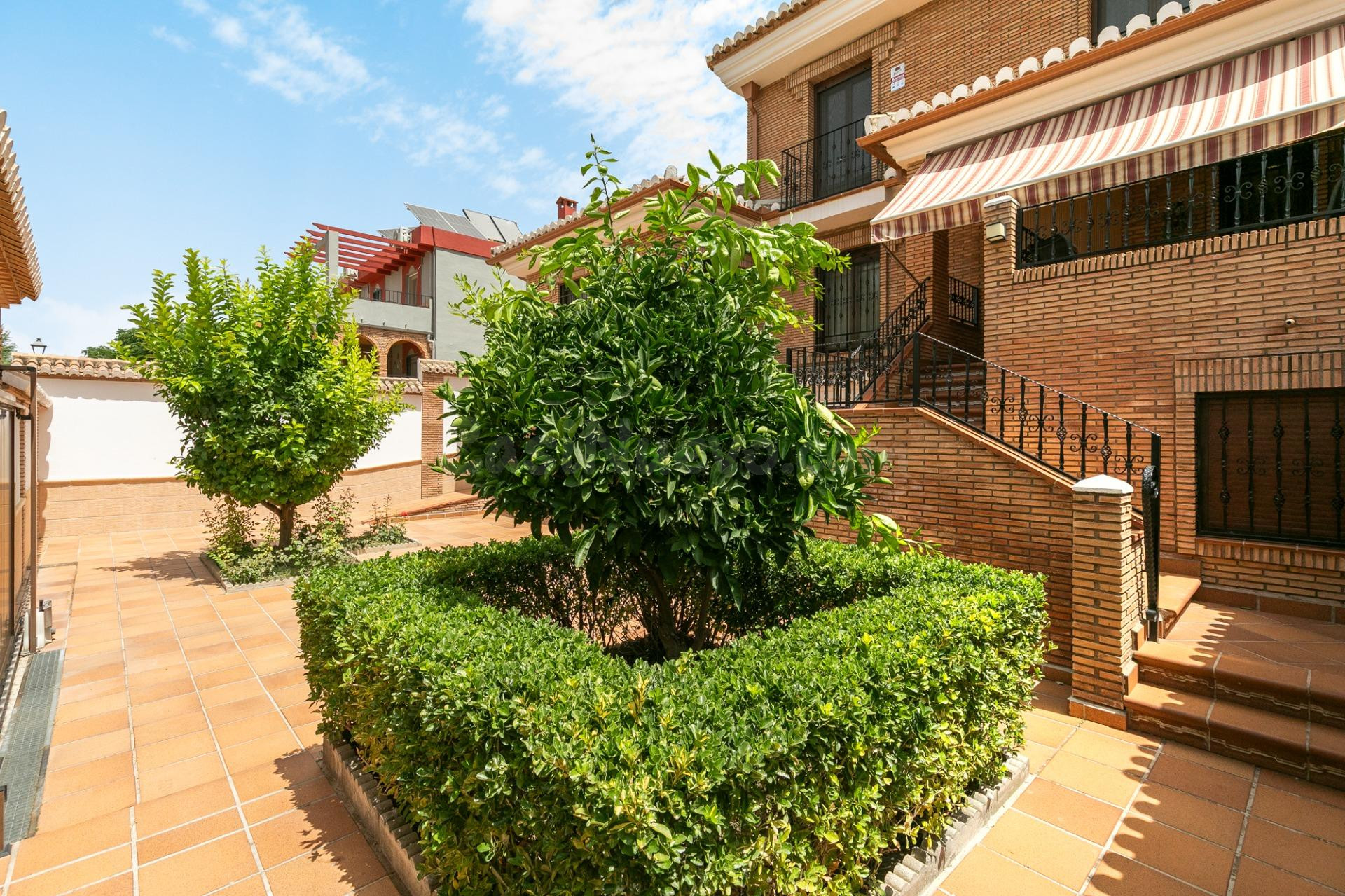 Chalet accesible de gran amplitud, con jardín privado, garaj - foto 3
