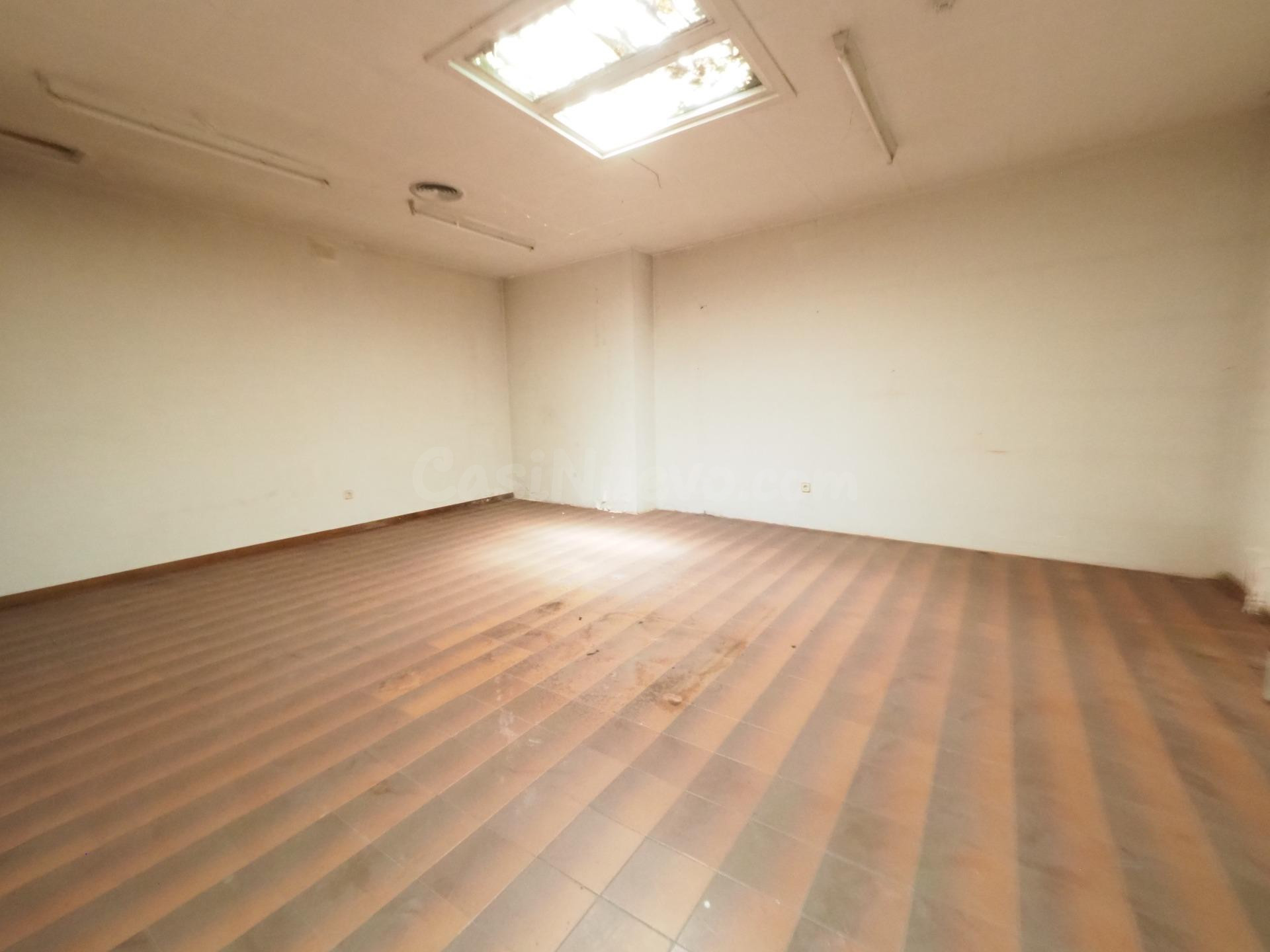 SE VENDE EDIFICIO EN MANLLEU - foto 3