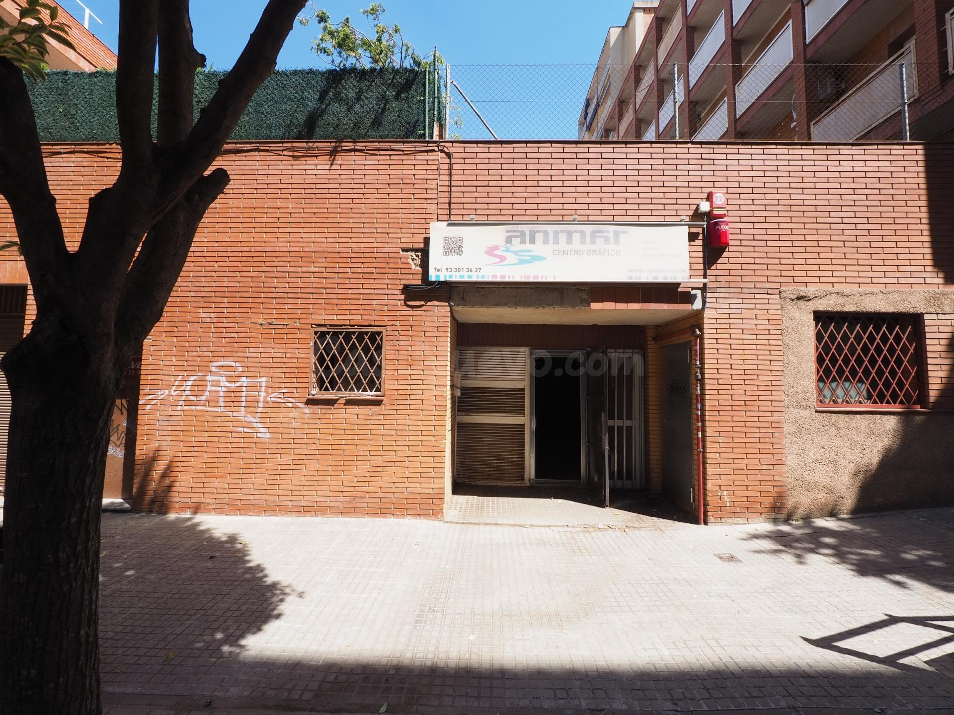 SE VENDE LOCAL COMERCIAL EN RUBI, ZONA MERCAT