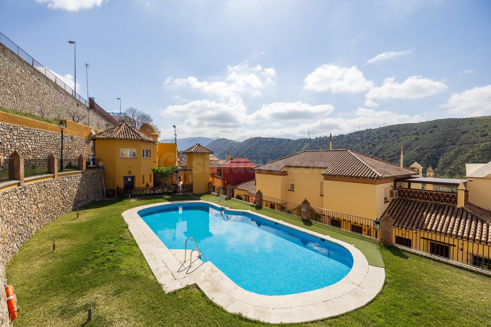 CASA ADOSADA URB. LA BERMEJANA, 4 DORM,3 BAÑOS. 2 SALONES, PATIO, TERRAZA, GARAJE, (PISCINA,PISTA DE PADEL COMUNITARIAS)