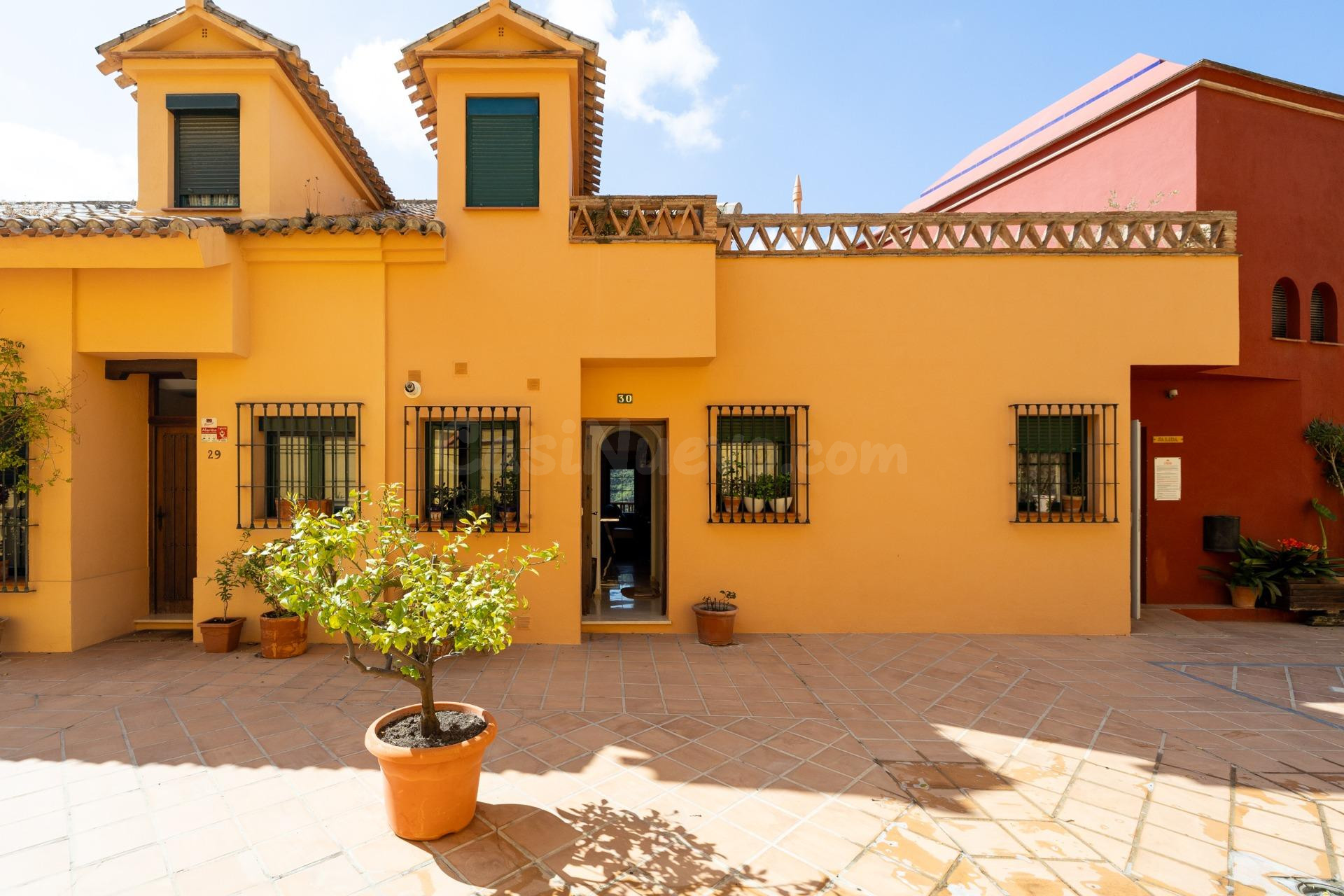 CASA ADOSADA URB. LA BERMEJANA, 4 DORM,3 BAÑOS. 2 SALONES, P - foto 3