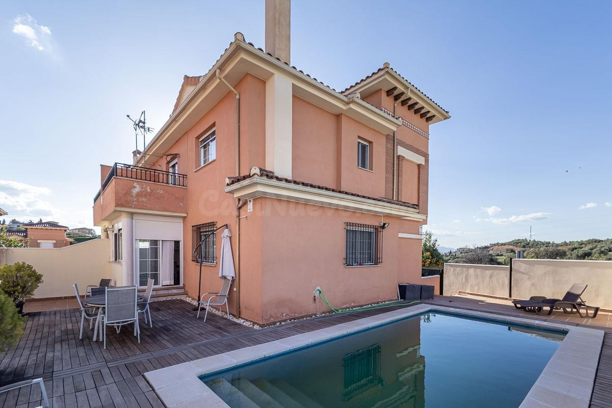 Casa pareada con piscina y vistas despejadas en Huétor Vega