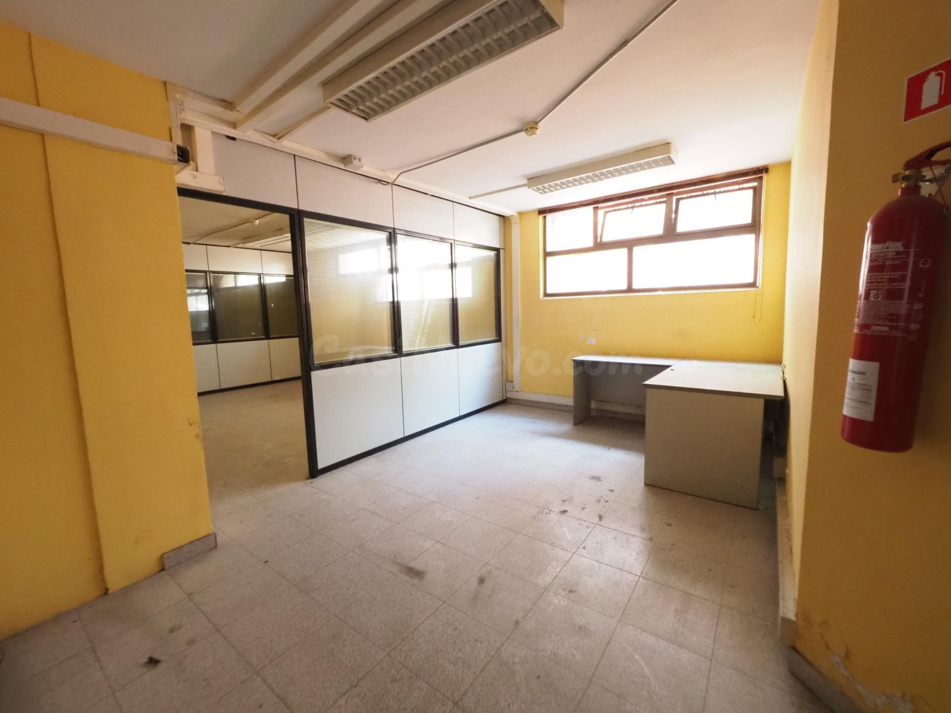 SE VENDE LOCAL COMERCIAL EN RUBI, ZONA MERCAT