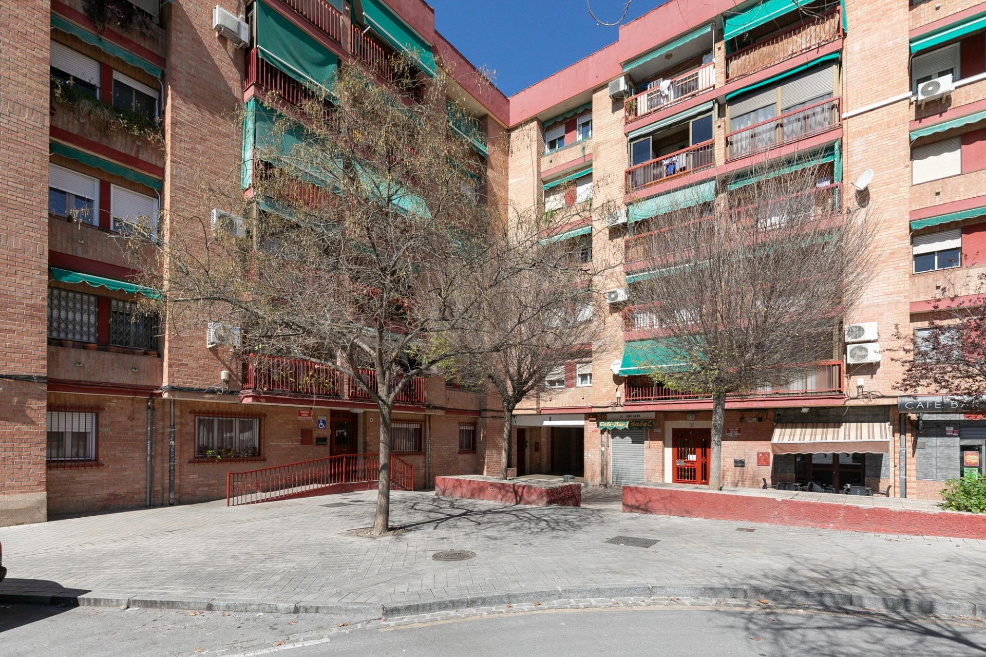 Piso 80 m2 útiles con terraza y patio en Granada | 3 dormito