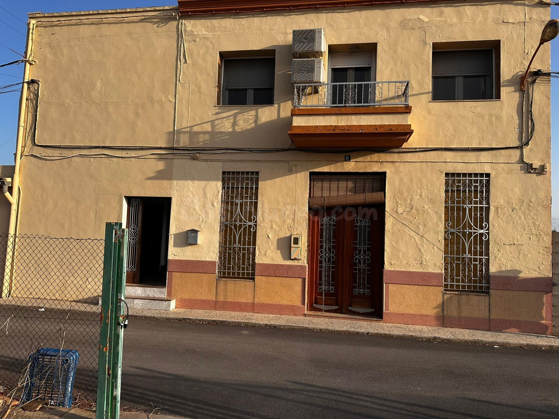 MAGNIFICA CASA CON DOS VIVENDAS EN PINEDO A 300MTS DEL MAR