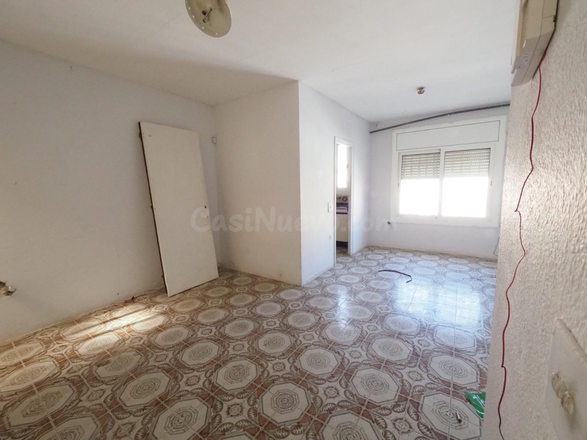 SE VENDE CASA ADOSADA EN TERRASSA, ZONA LA MAURINA - foto 2