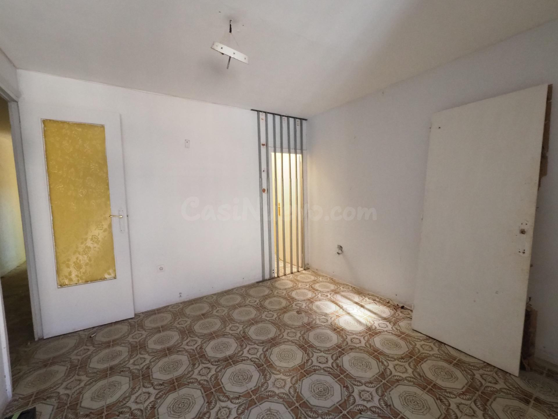 SE VENDE CASA ADOSADA EN TERRASSA, ZONA LA MAURINA - foto 4