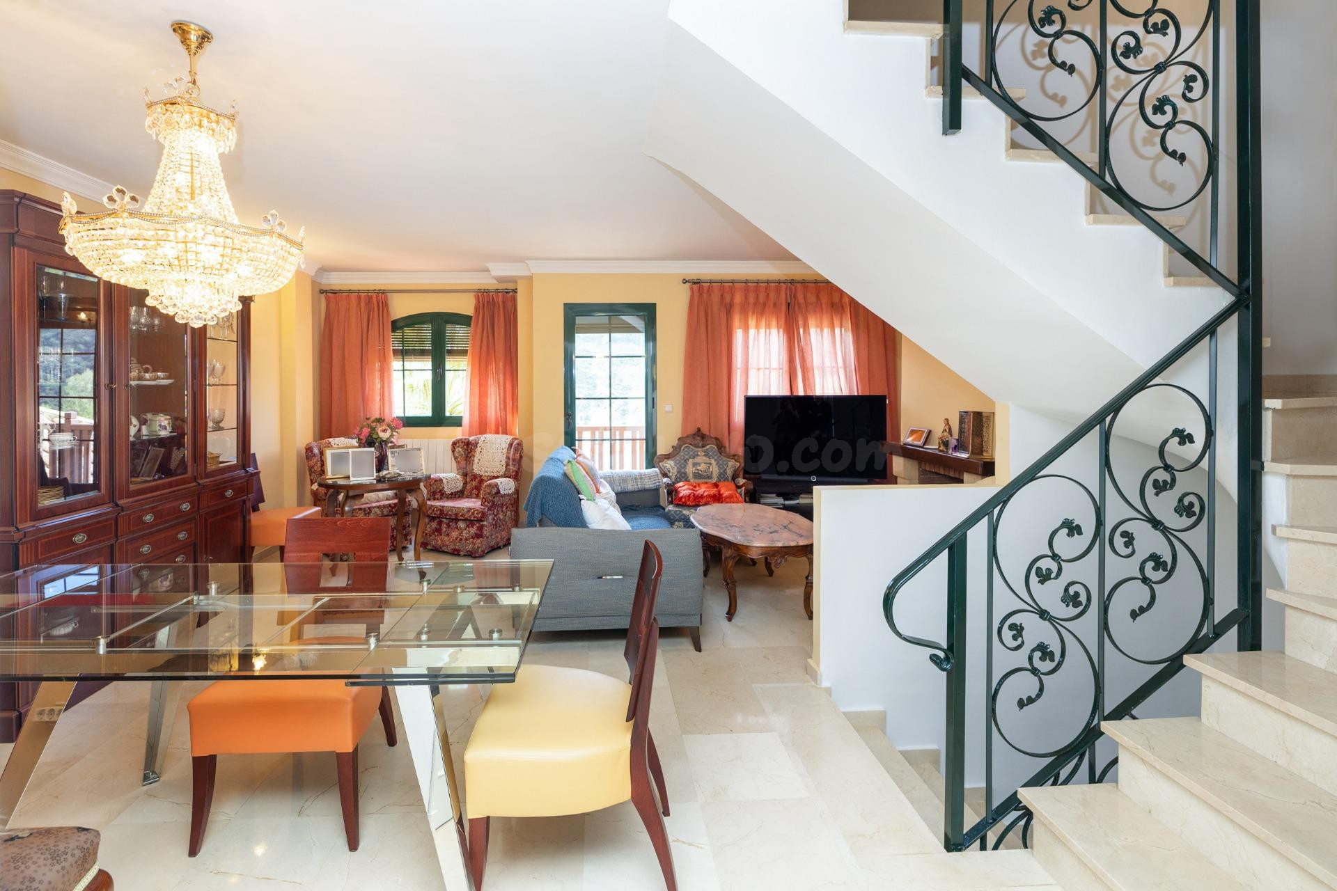 SE VENDE CASA ADOSADA URB. LA BERMEJANA, 4 DORM,3 BAÑOS. 2 S - foto 5