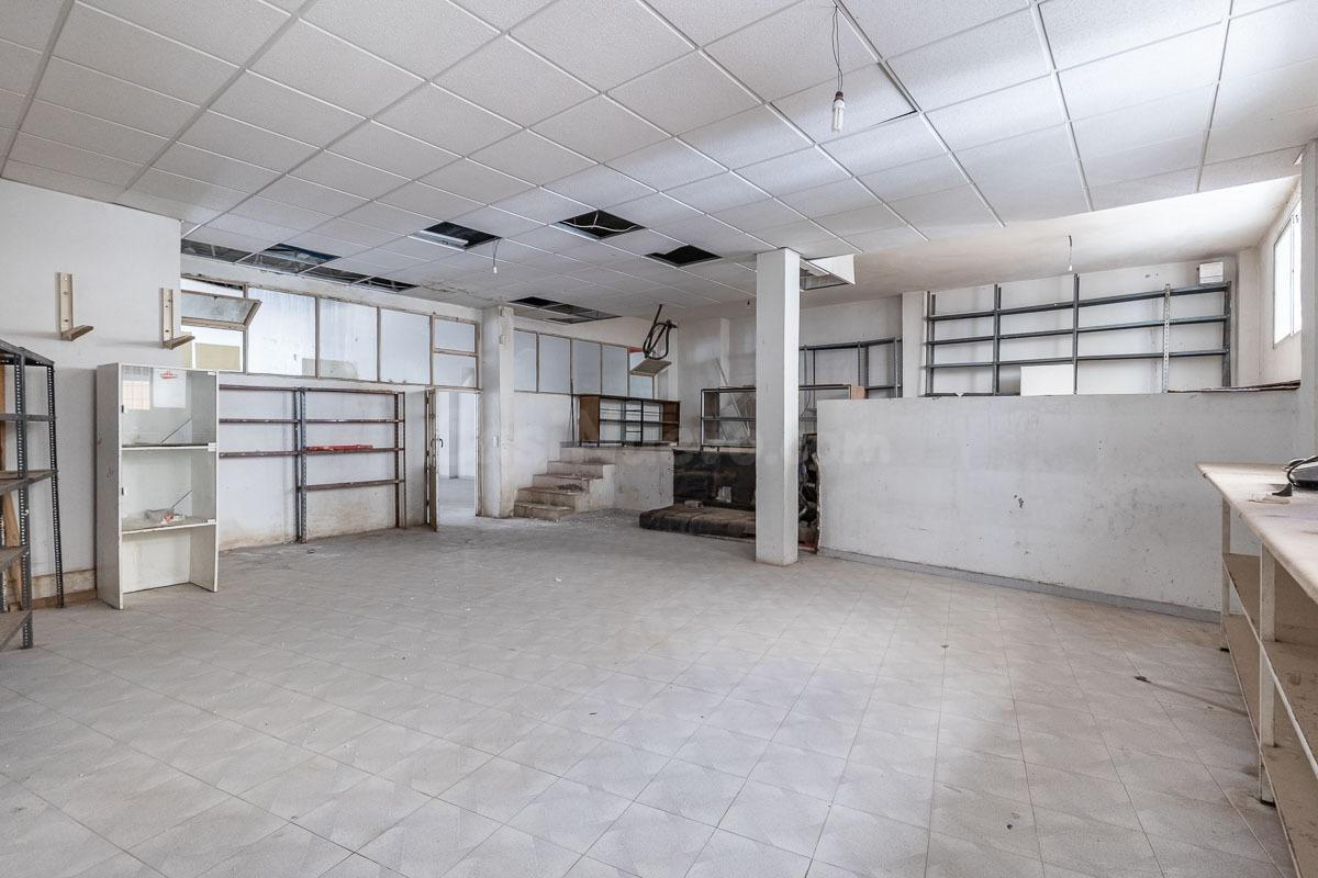 Magnífico local en pleno centro de Baza ideal como inversión - foto 3