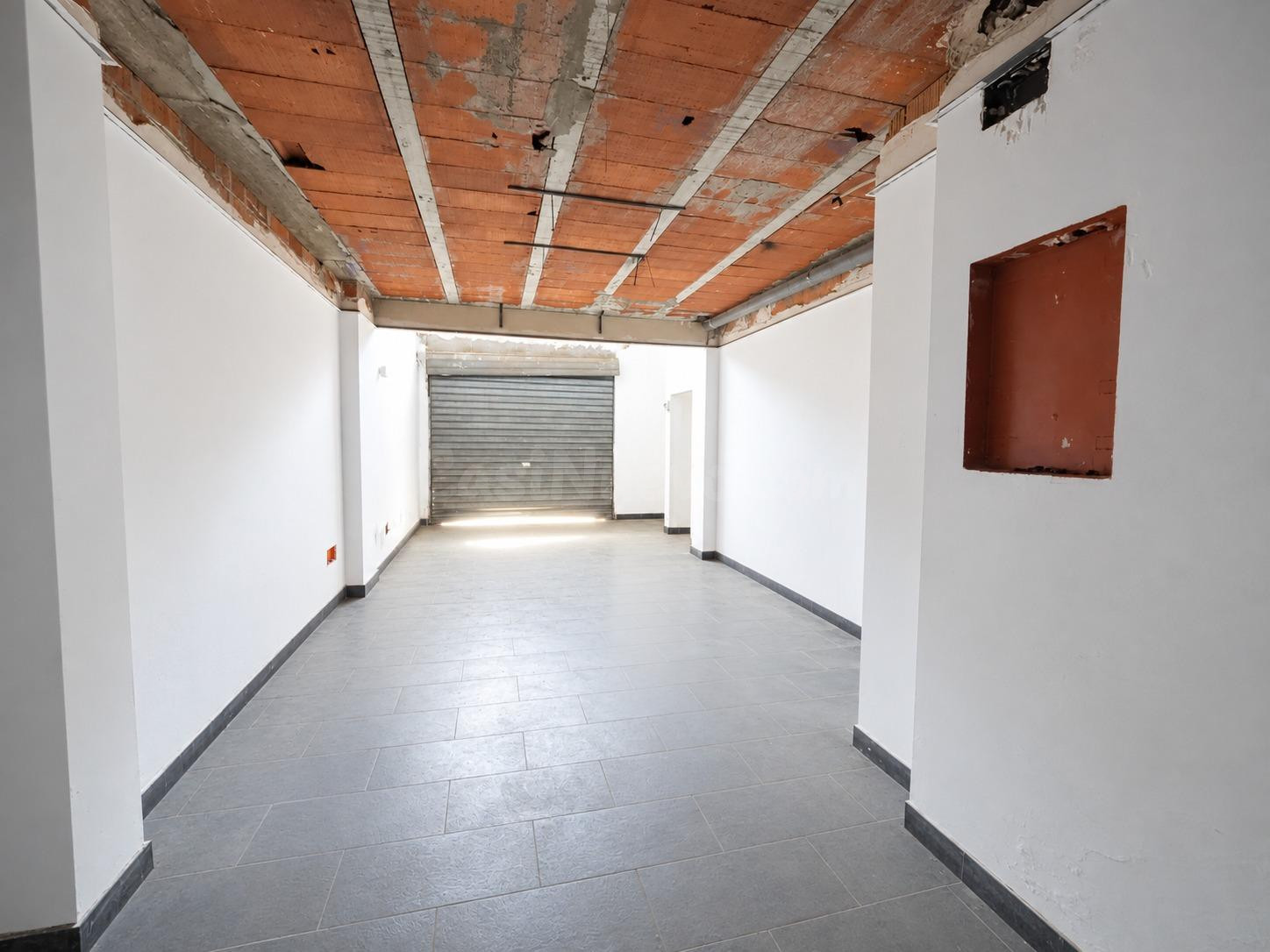 SE VENDE LOCAL COMERCIAL EN VILANOVA I LA GELTRU, ZONA SANT  - foto 2