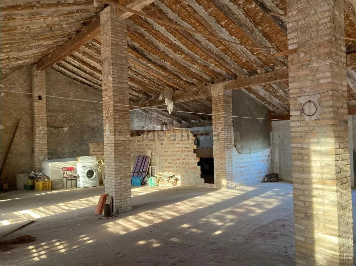 Edificio Planta Baja y Ático: Oportunidad Única en el Corazó - foto 3