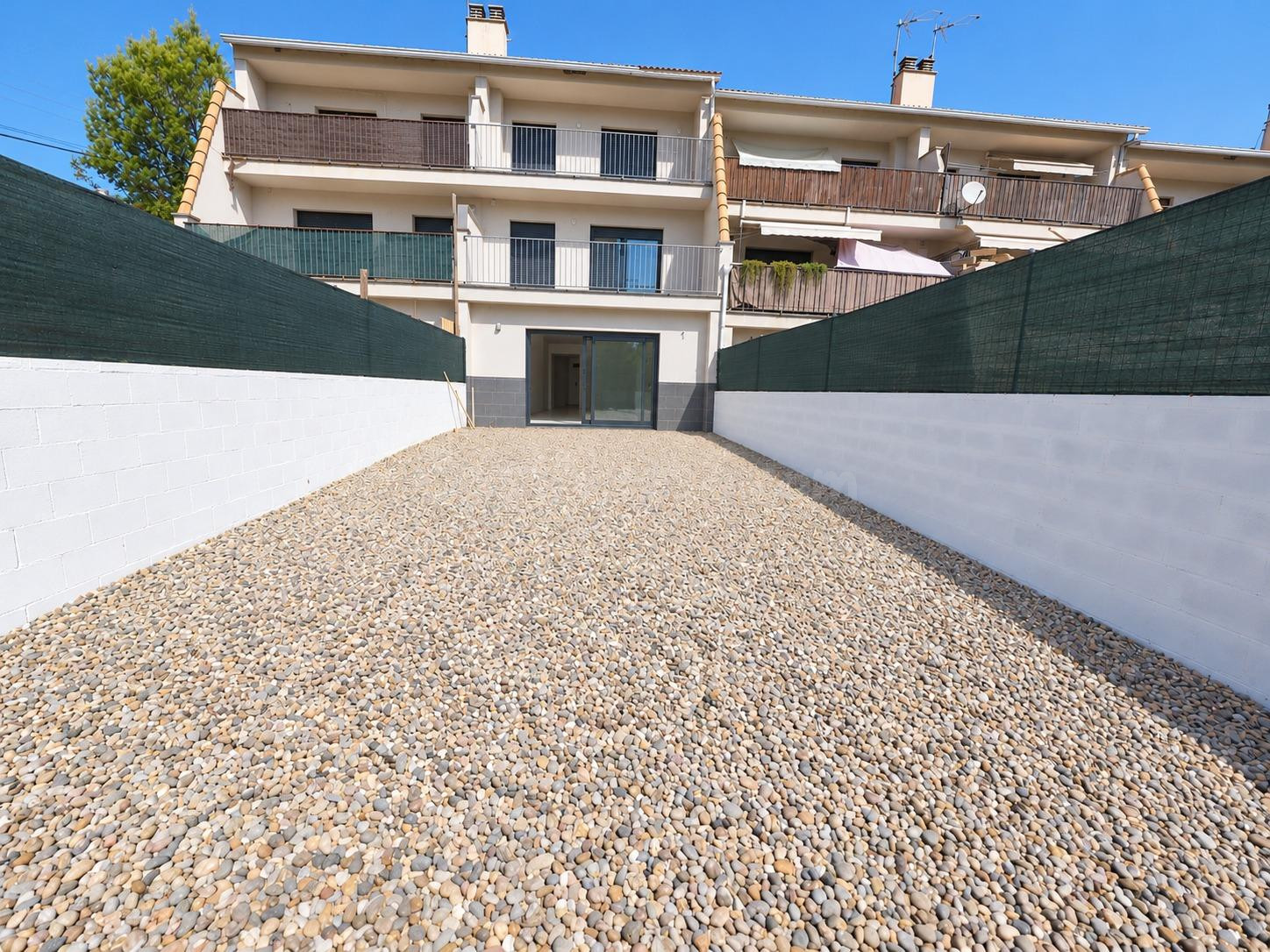 SE VENDE CASA ADOSADA EN MEDIONA