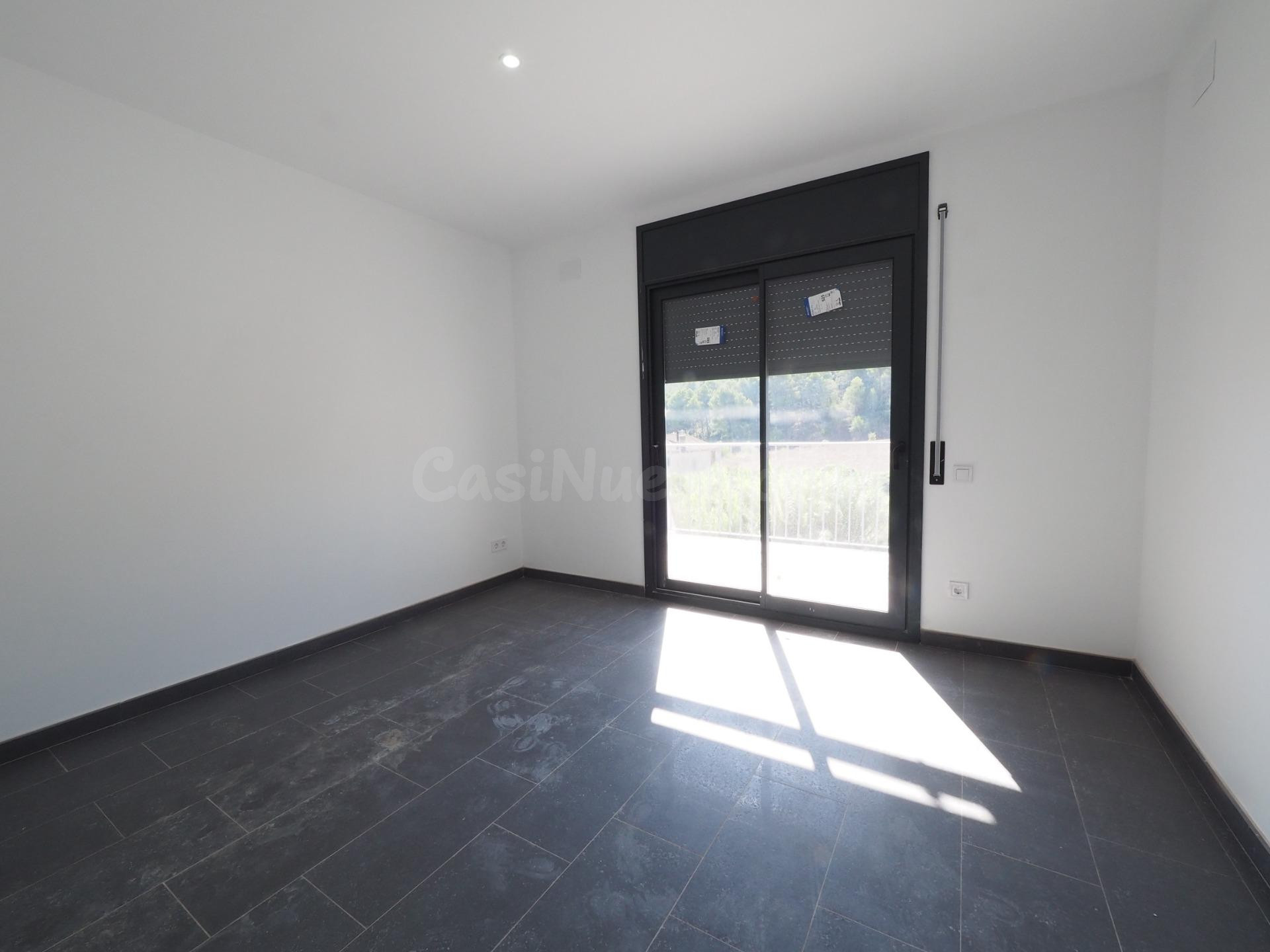 SE VENDE CASA ADOSADA EN MEDIONA - foto 3