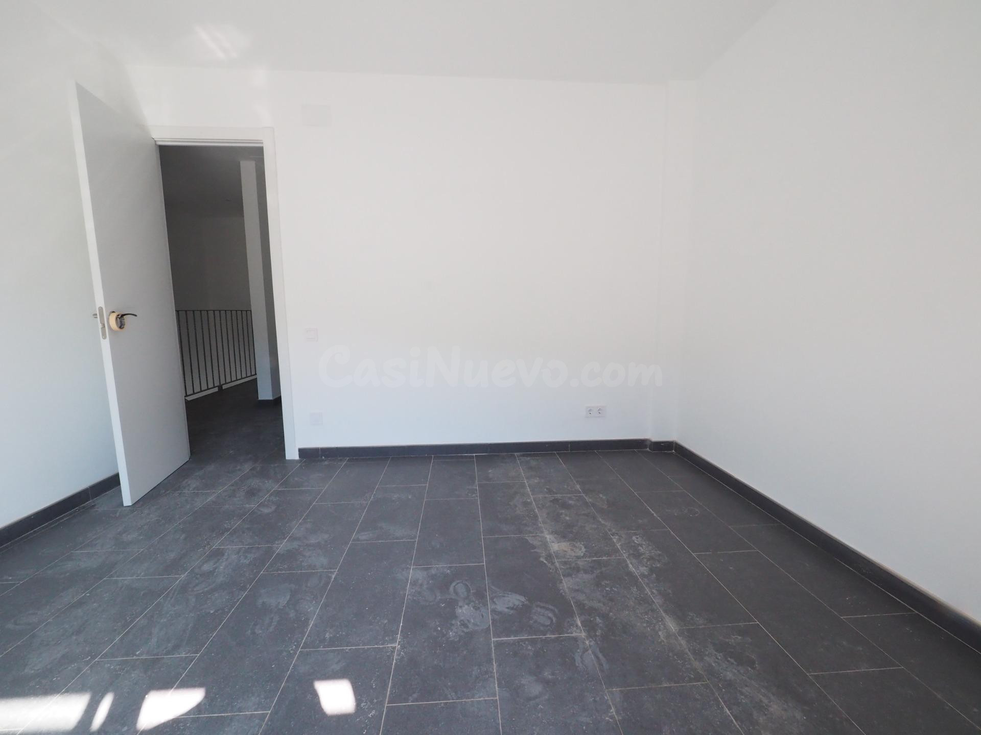 SE VENDE CASA ADOSADA EN MEDIONA - foto 4