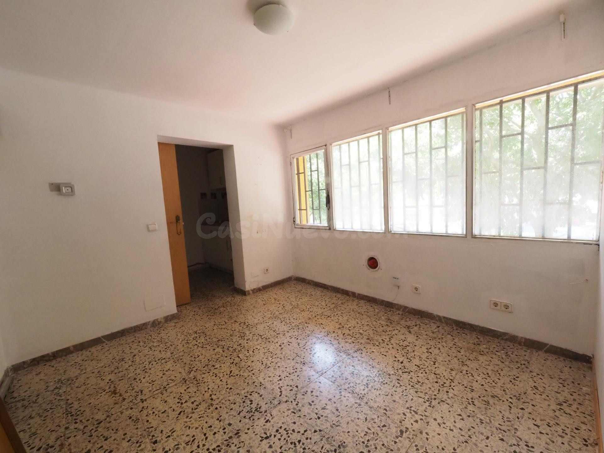 Local/despacho acondicionado como vivienda en Barcelona, zona Porta