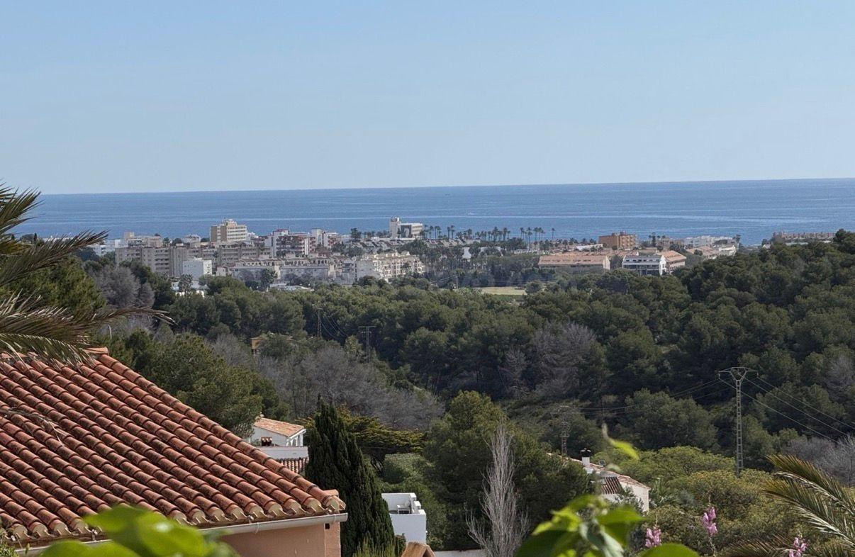 Parcela exclusiva en Jávea con vistas al mar y ubicación pri