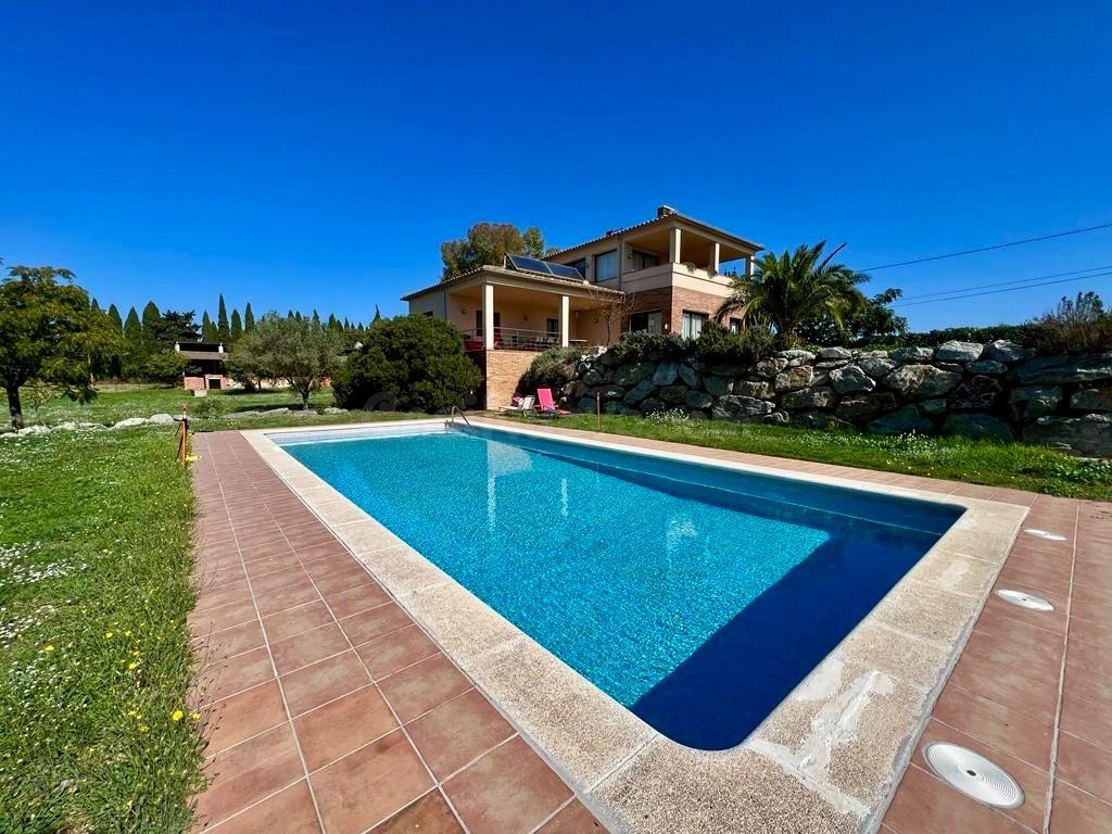 Casa unifamiliar con gran terreno muy cerca de Figueres