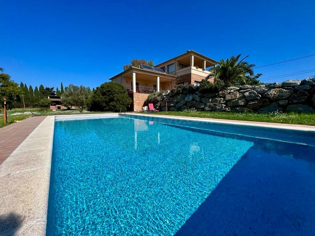 Casa unifamiliar con gran terreno muy cerca de Figueres - foto 2