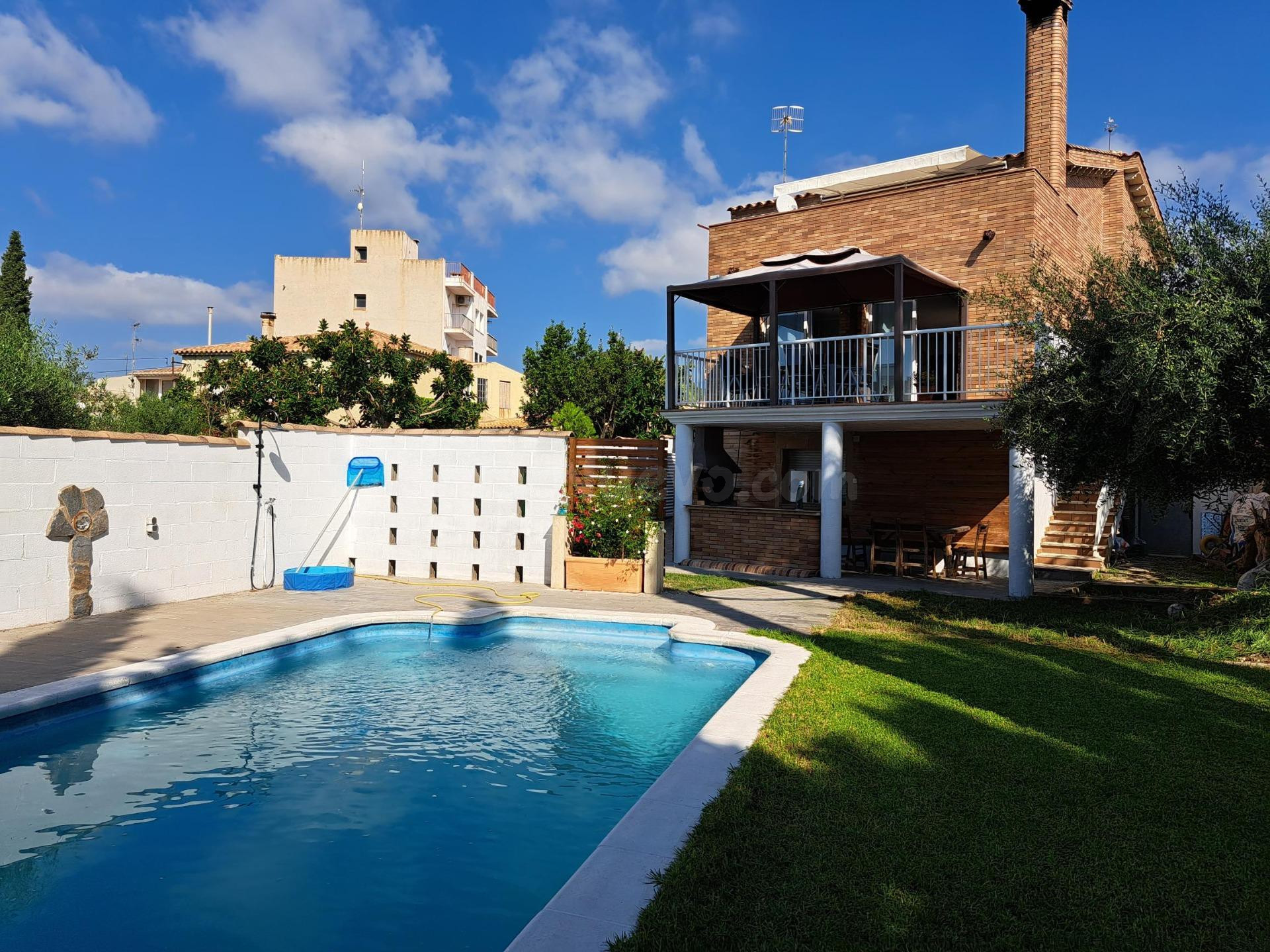 Casa independiente con local comercial en el centro de Roda 