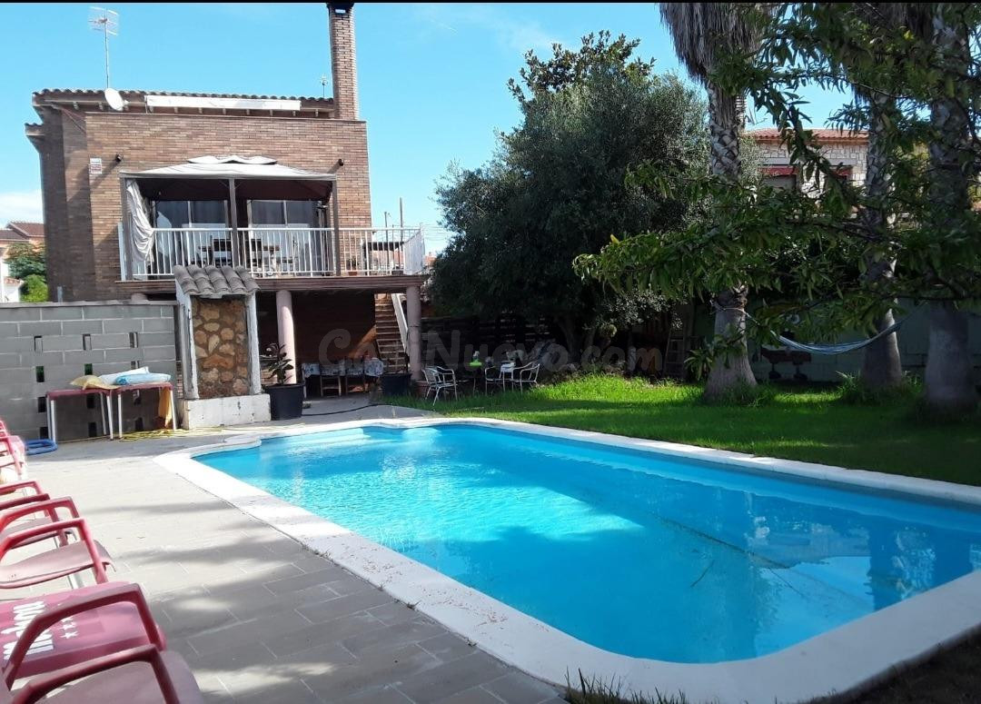 Casa independiente con local comercial en el centro de Roda  - foto 2