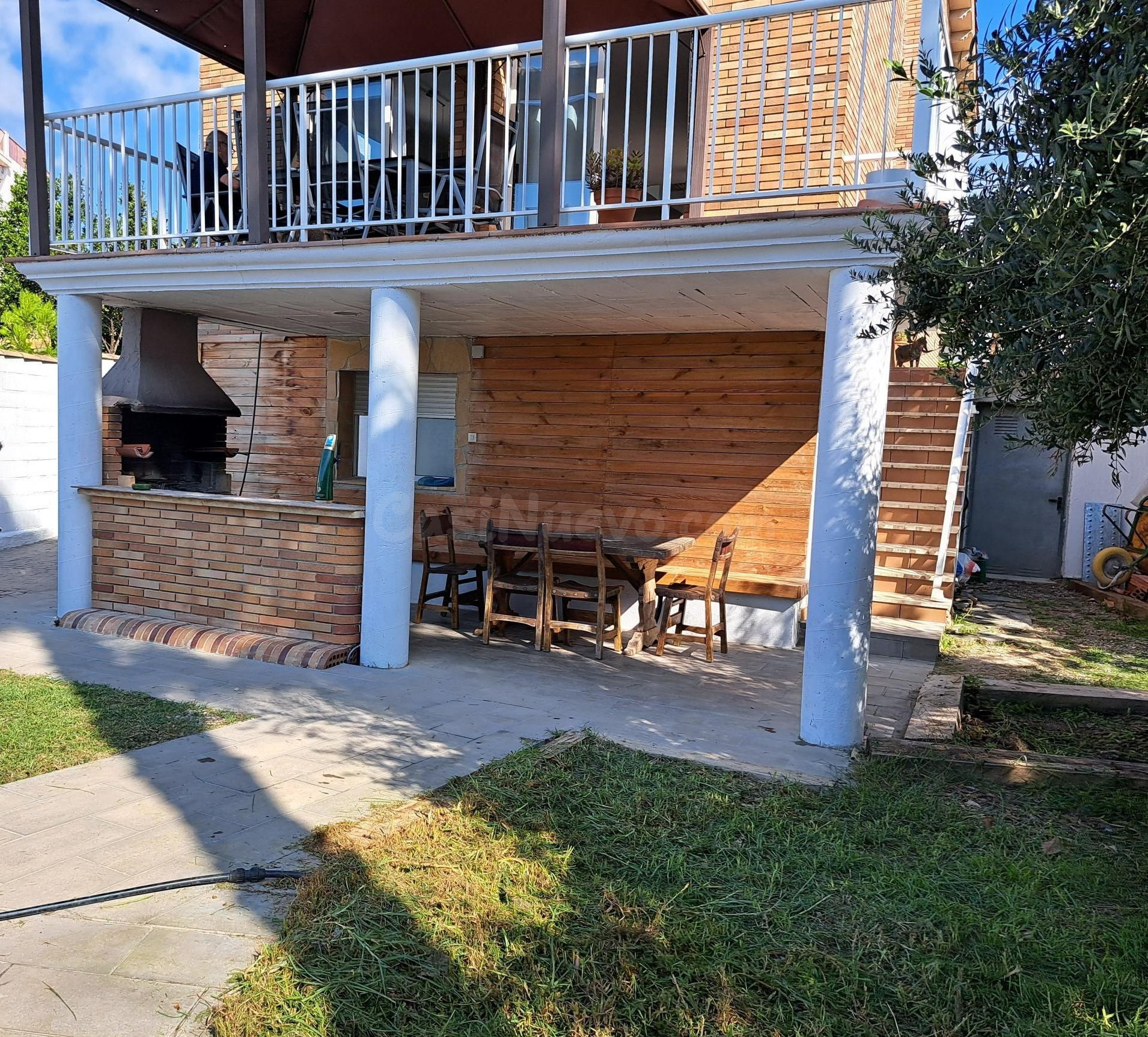 Casa independiente con local comercial en el centro de Roda  - foto 3